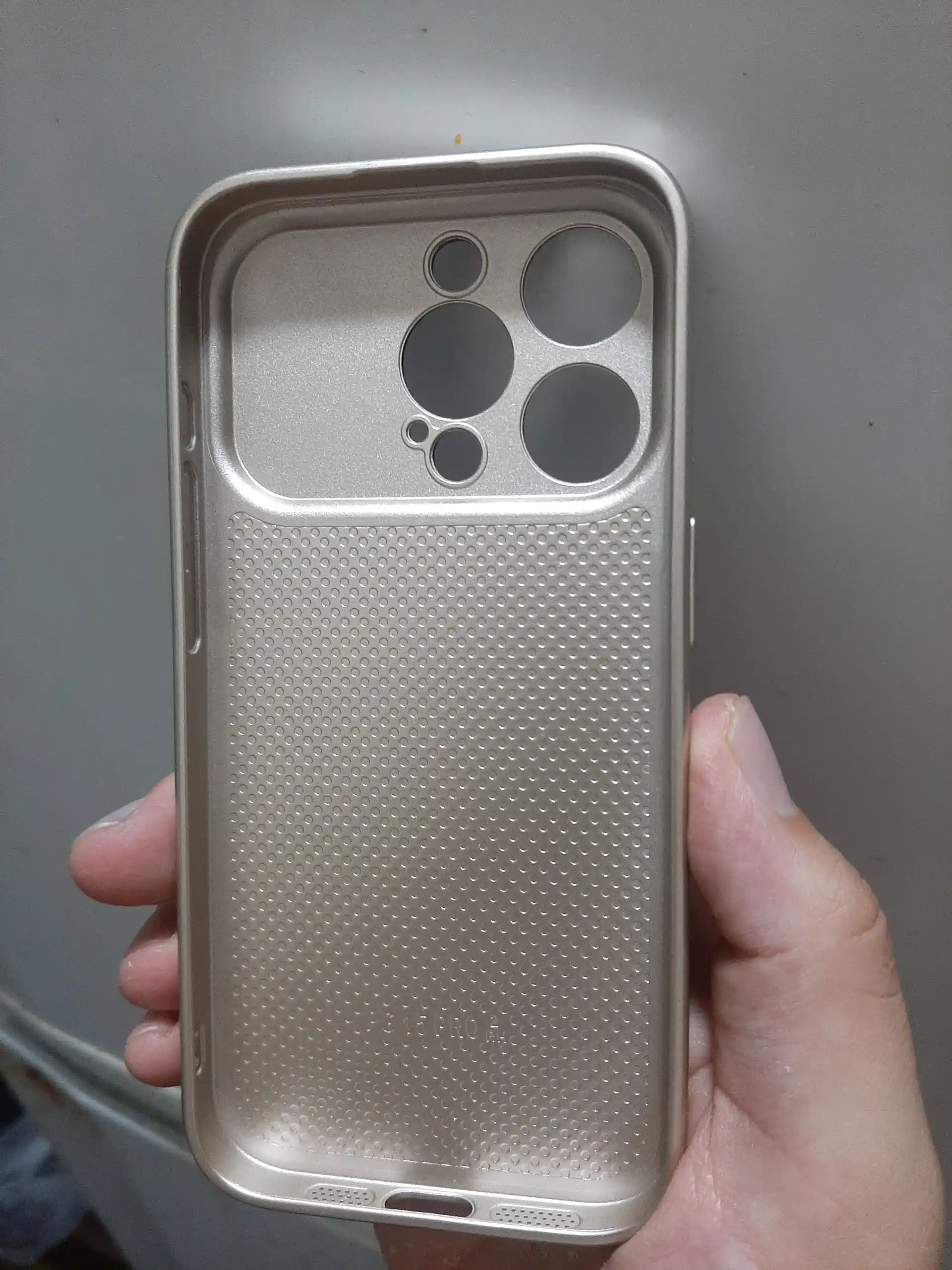 IPhone 17 Pro uslubida chexol iPhone Pro va Pro Max uchun