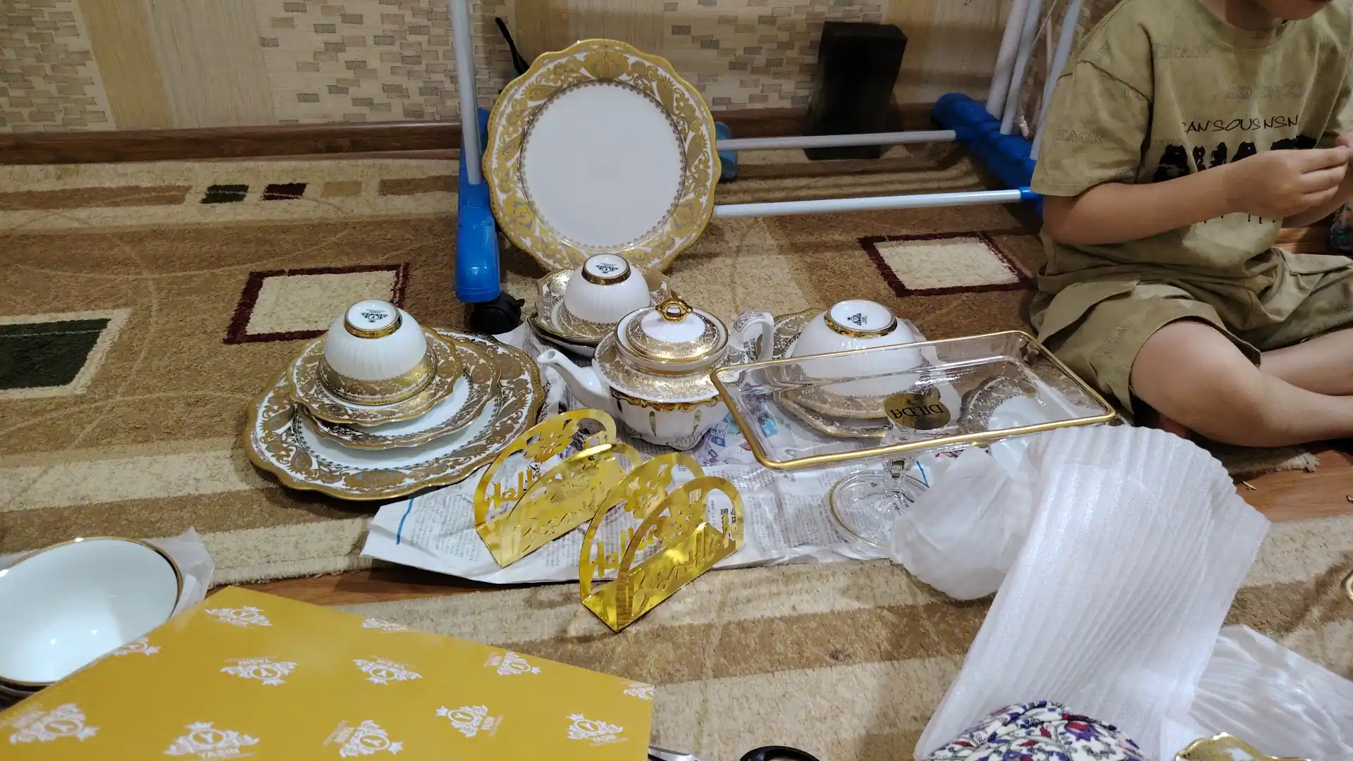 Фарфоровый набор столовой посуды, 60 предметов, на 12 персон