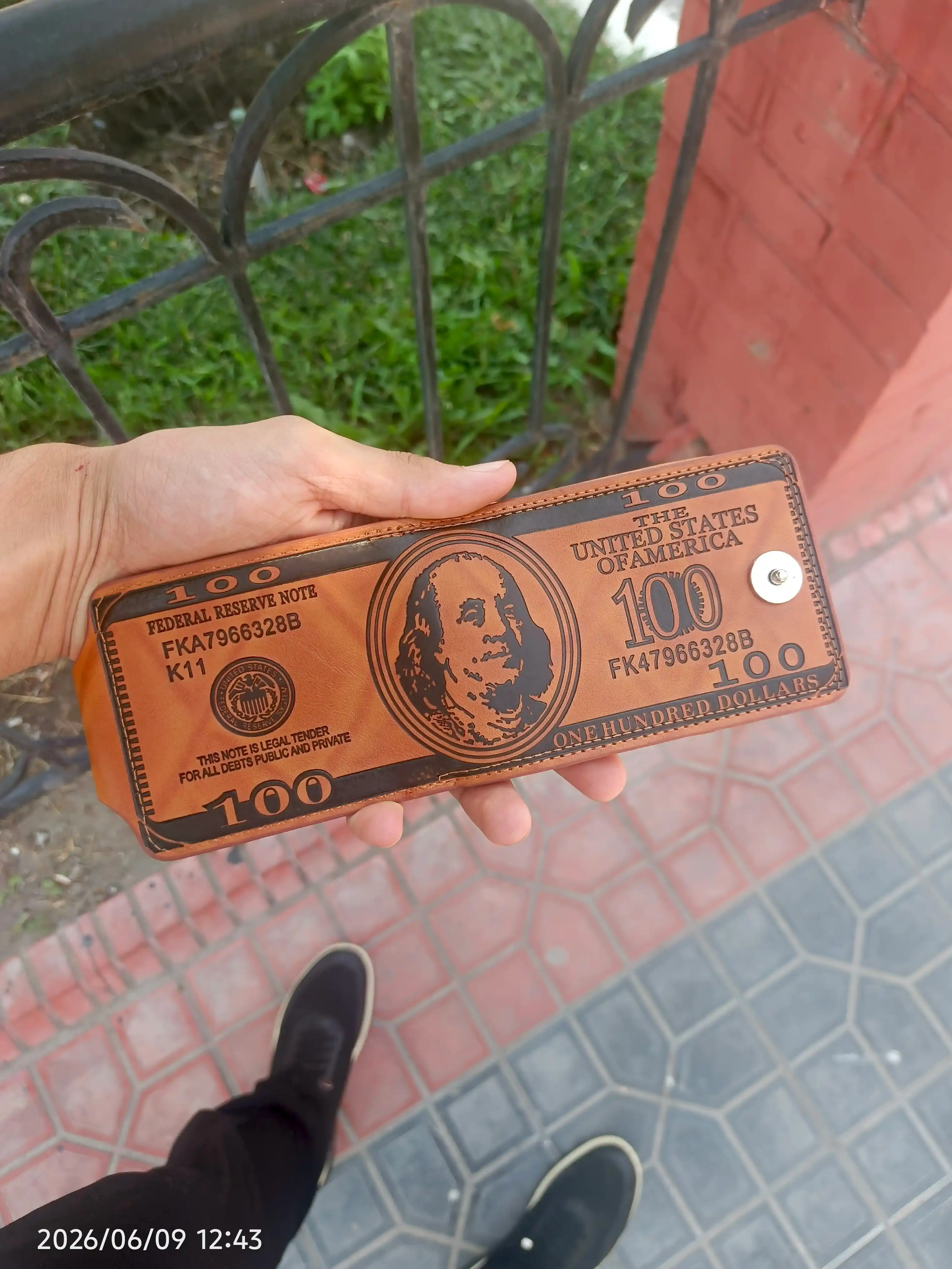Erkaklar hamyoni, dollar rasmi bilan