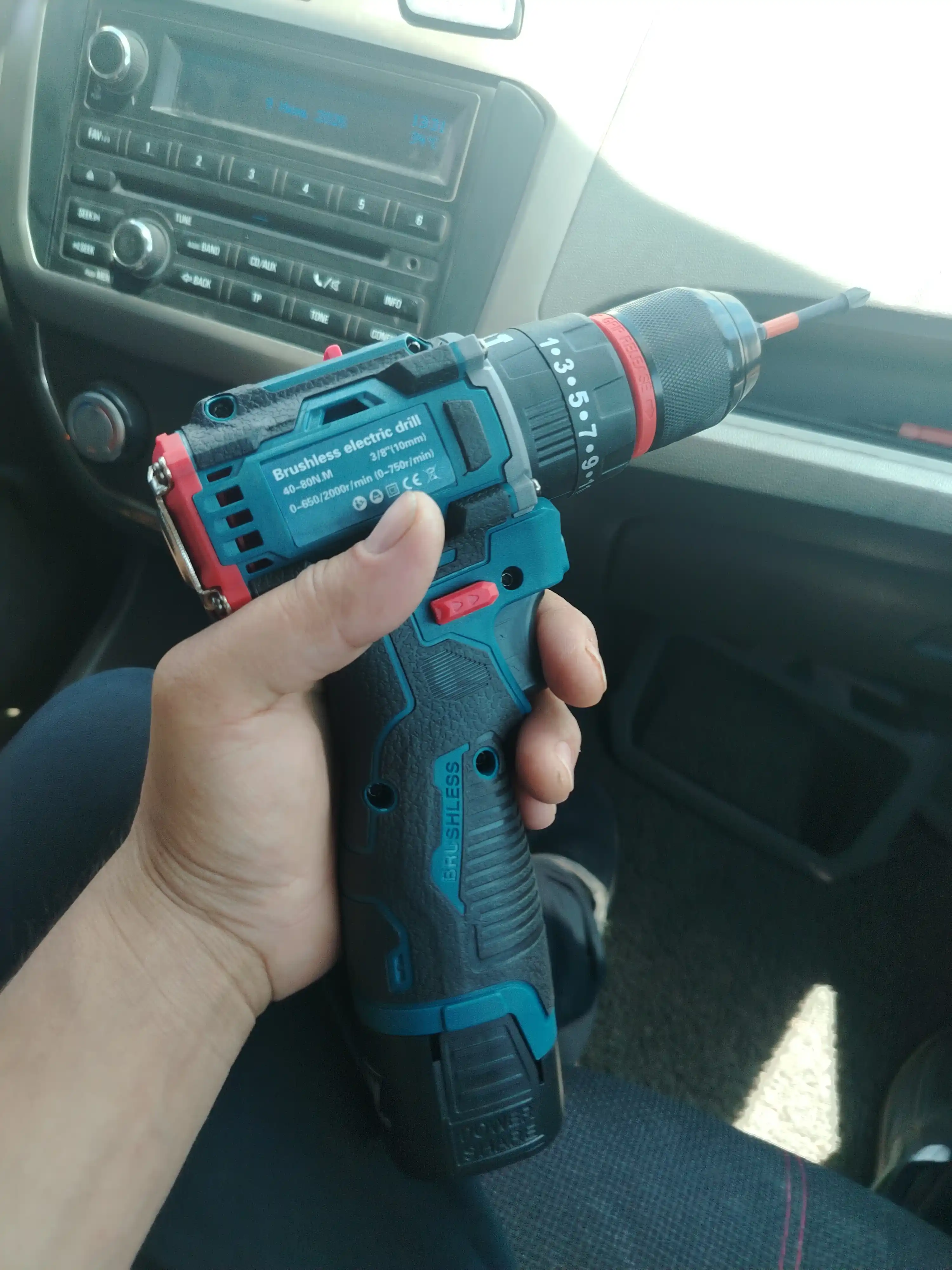 Akkumulyatorli buragich 18V Brushless, 2 ta AKB va zaryadlovchi, quti