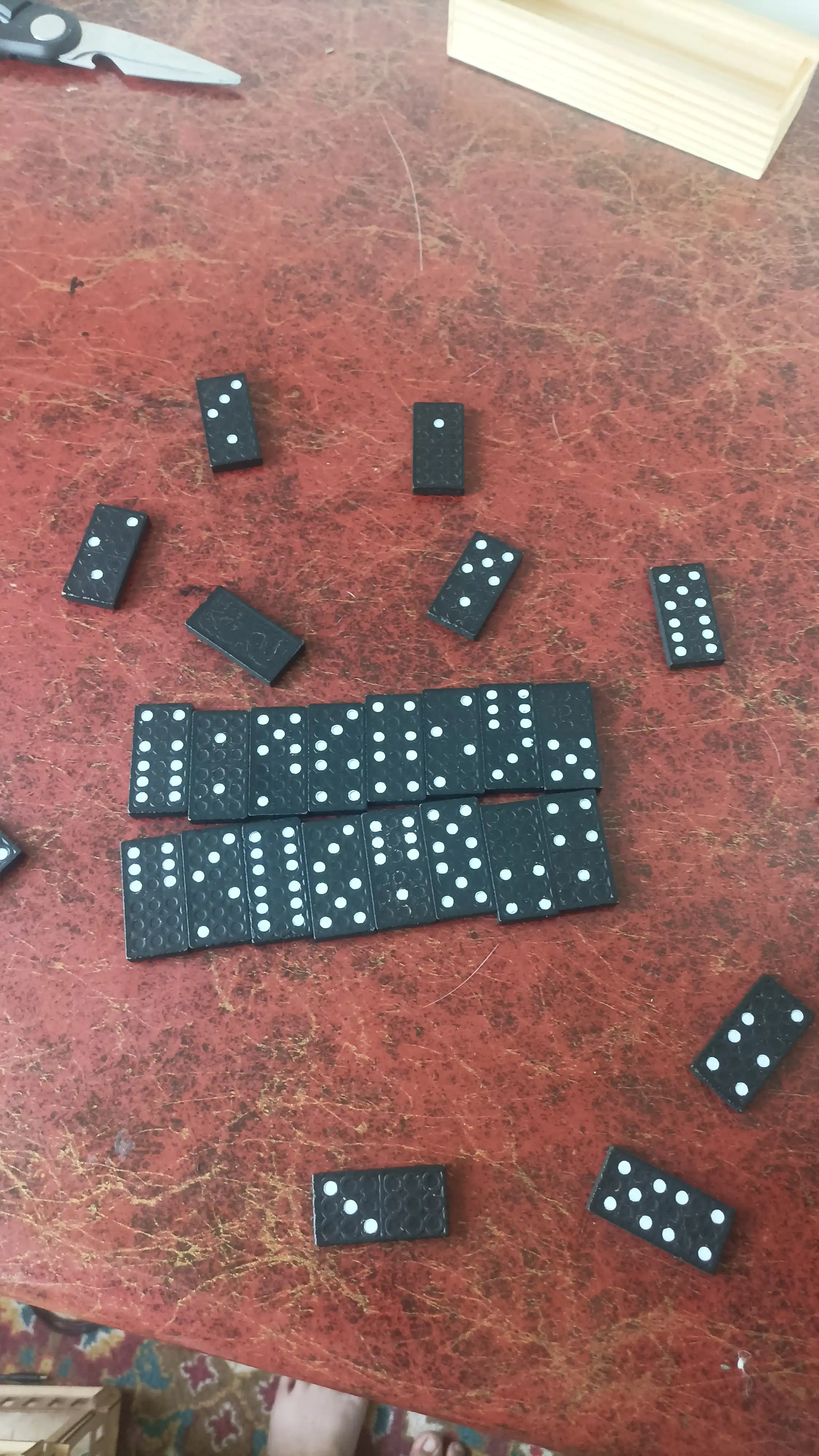 FIDGO domino, yog‘och qutida 28 ta tosh