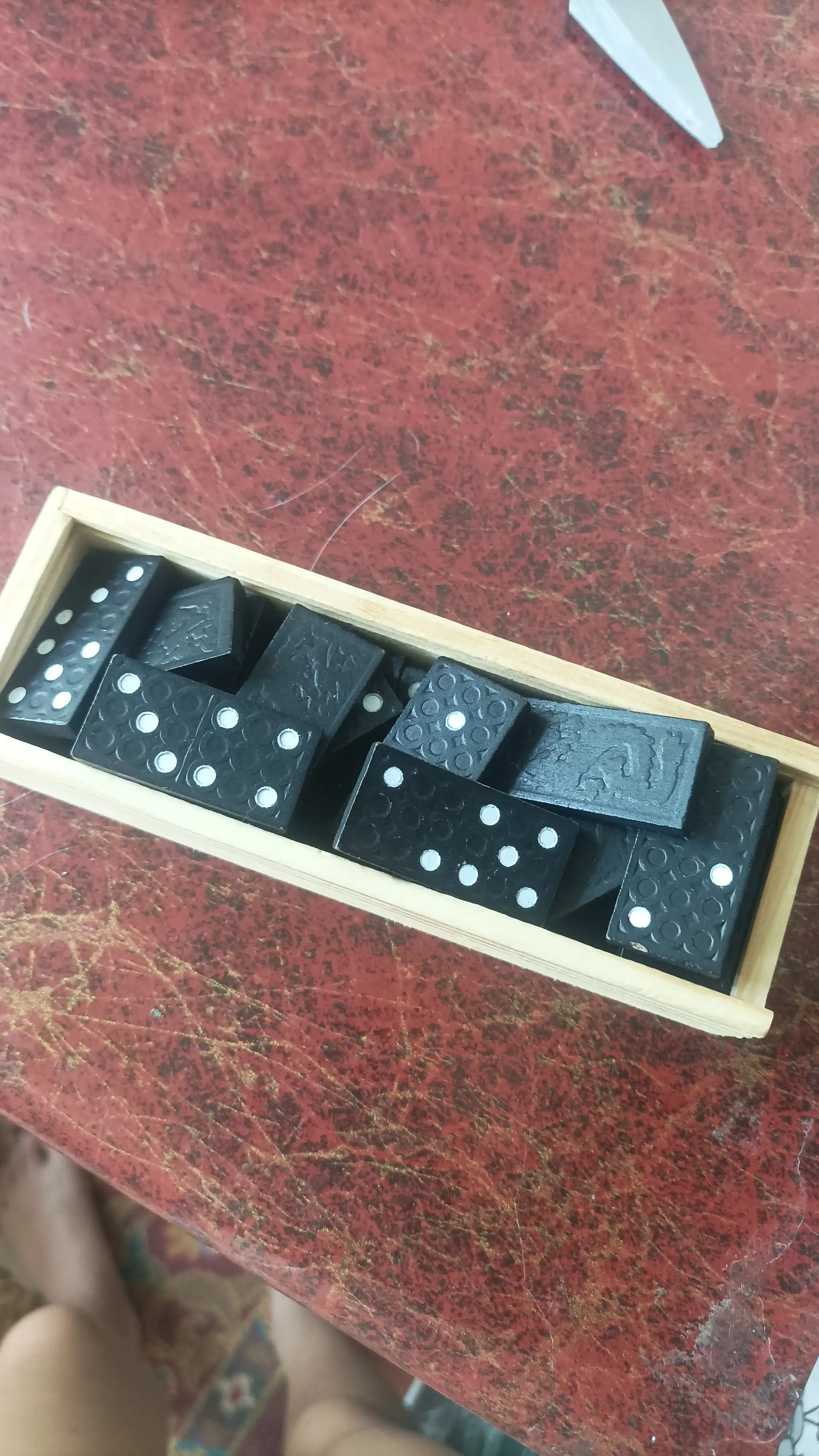 FIDGO domino, yog‘och qutida 28 ta tosh
