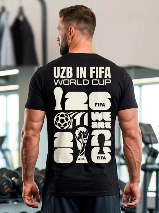 Erkaklar uchun sport futbolkasi UZB IN FIFA — qora rang, printli, paxtali