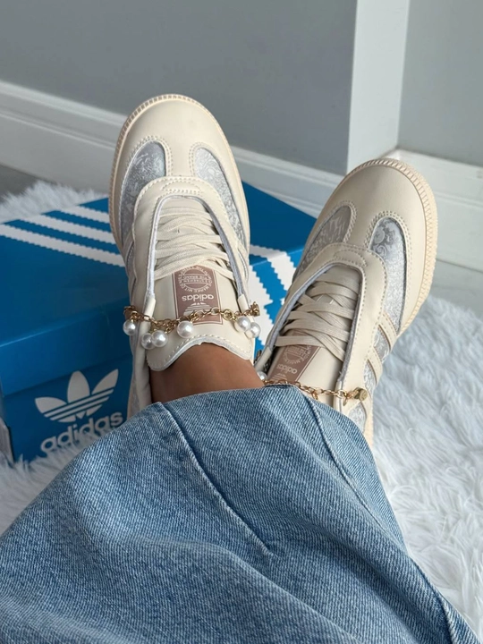 Adidas Samba ayollar krossovkalari, premium dizaynli, to‘q sariq rangli, marvarid aksessuarli