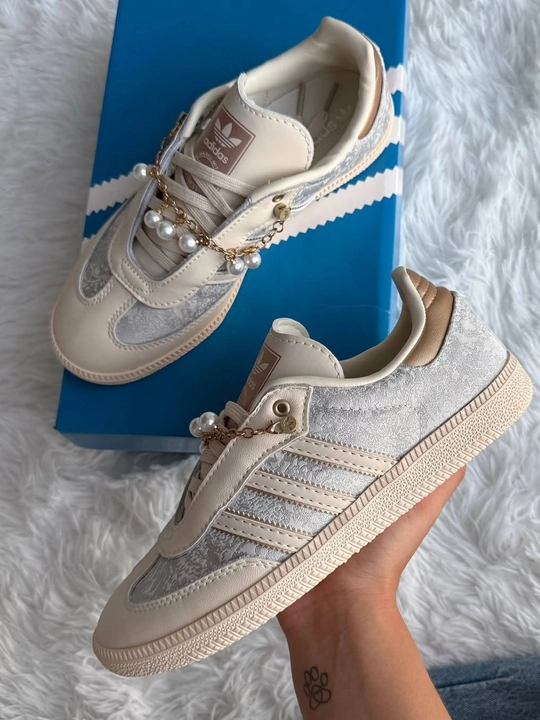 Adidas Samba ayollar krossovkalari, premium dizaynli, to‘q sariq rangli, marvarid aksessuarli