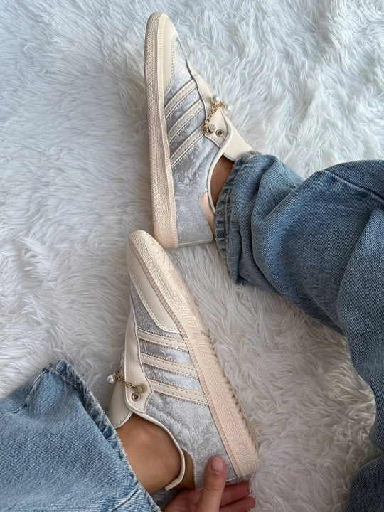 Adidas Samba ayollar krossovkalari, premium dizaynli, to‘q sariq rangli, marvarid aksessuarli