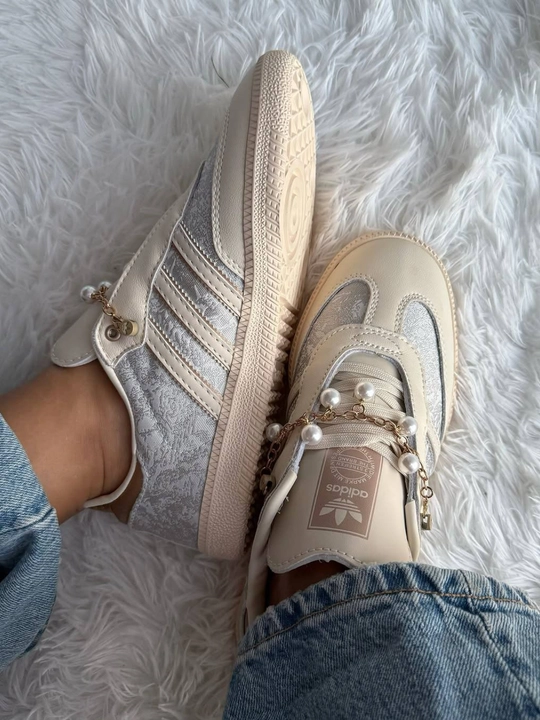 Adidas Samba ayollar krossovkalari, premium dizaynli, to‘q sariq rangli, marvarid aksessuarli