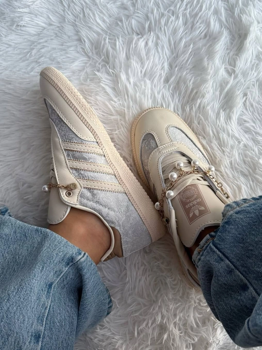 Adidas Samba ayollar krossovkalari, premium dizaynli, to‘q sariq rangli, marvarid aksessuarli - 