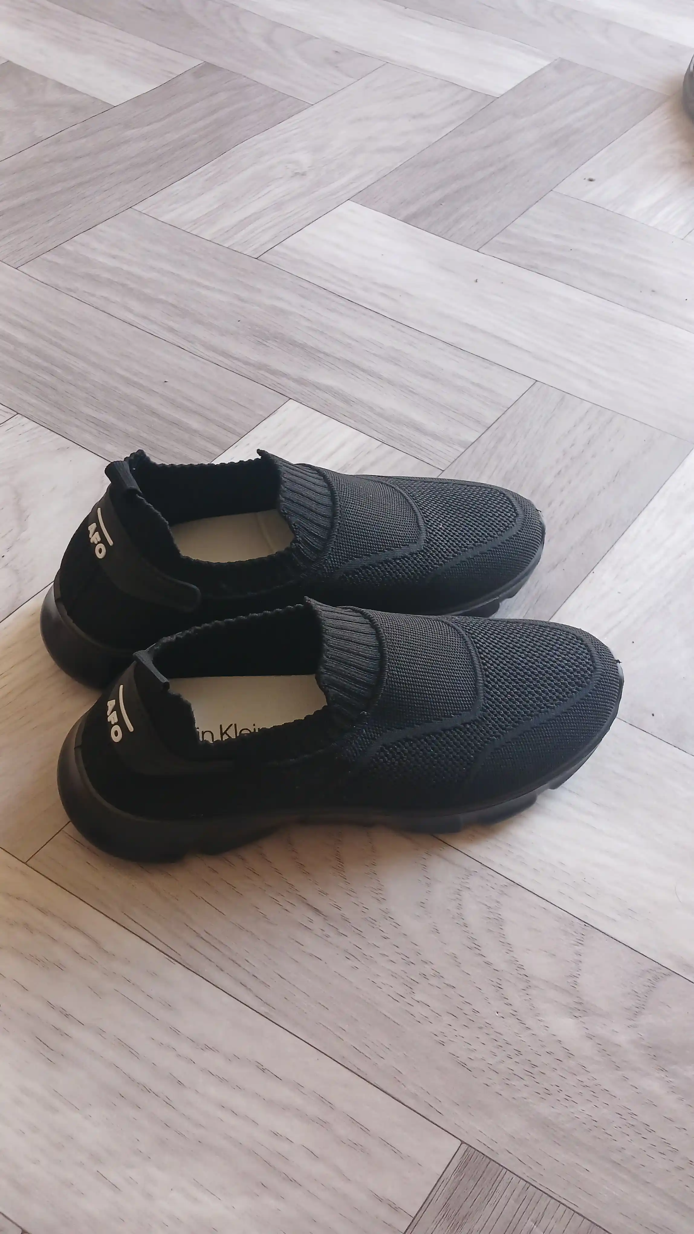 Tod's erkaklar sliponlar o'lchami 39-43, kichik o'lchamlar tavsiya etiladi