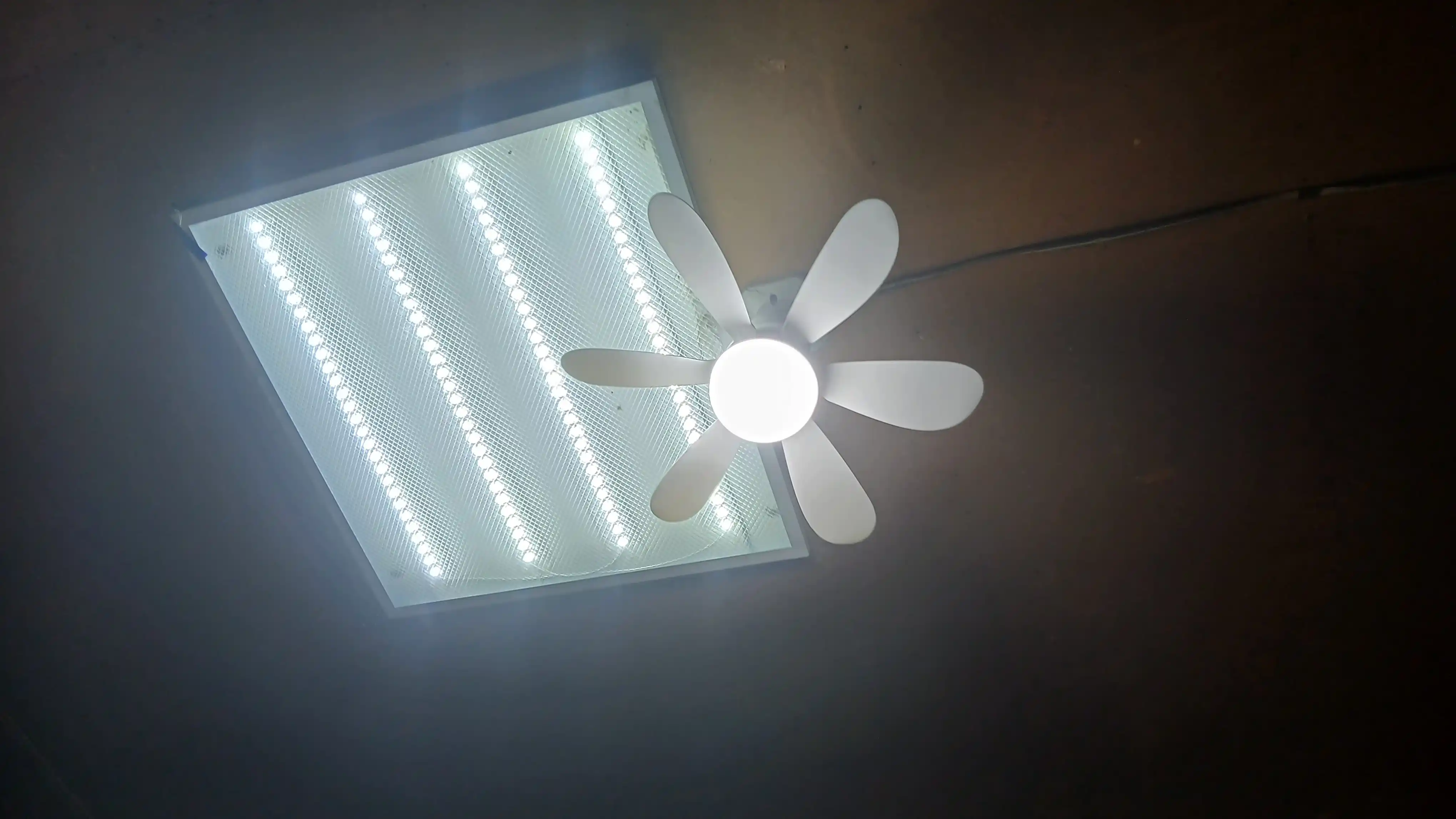 LED ventilyatorli qandil, pultli, 3 yoritish rejimi, 4 tezlik, E27, 40W, barcha xona uchun