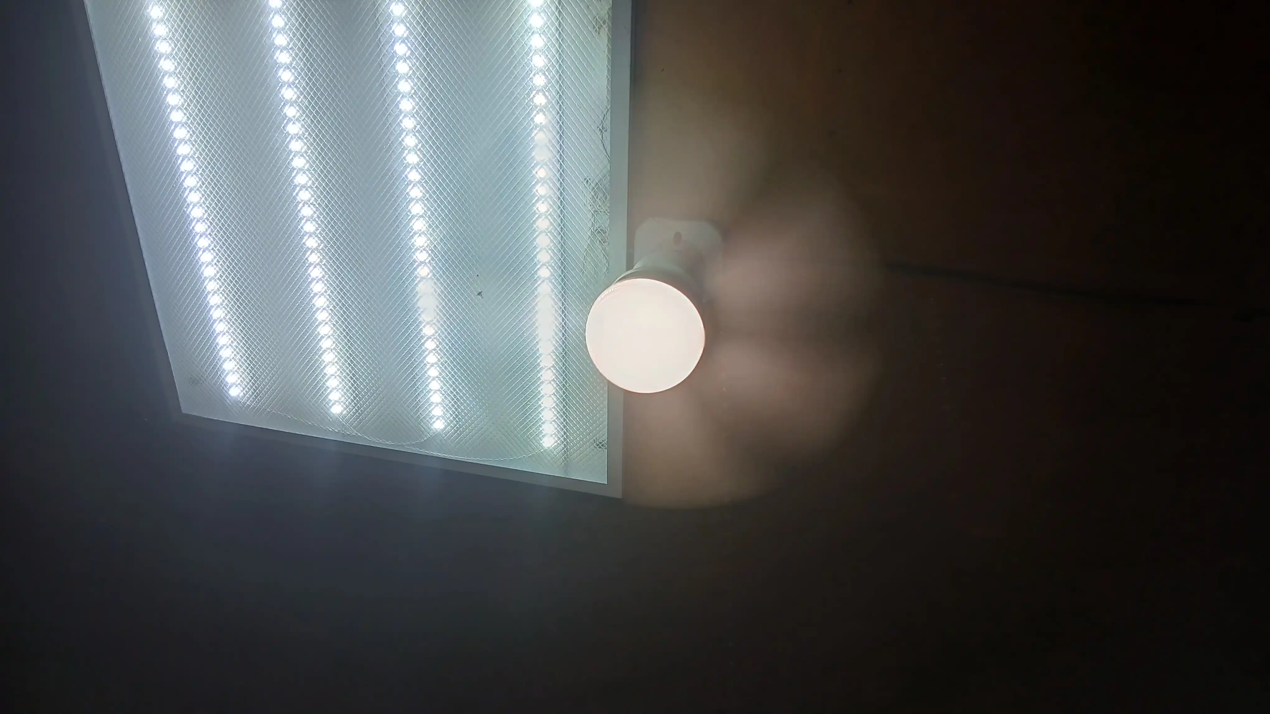 LED ventilyatorli qandil, pultli, 3 yoritish rejimi, 4 tezlik, E27, 40W, barcha xona uchun