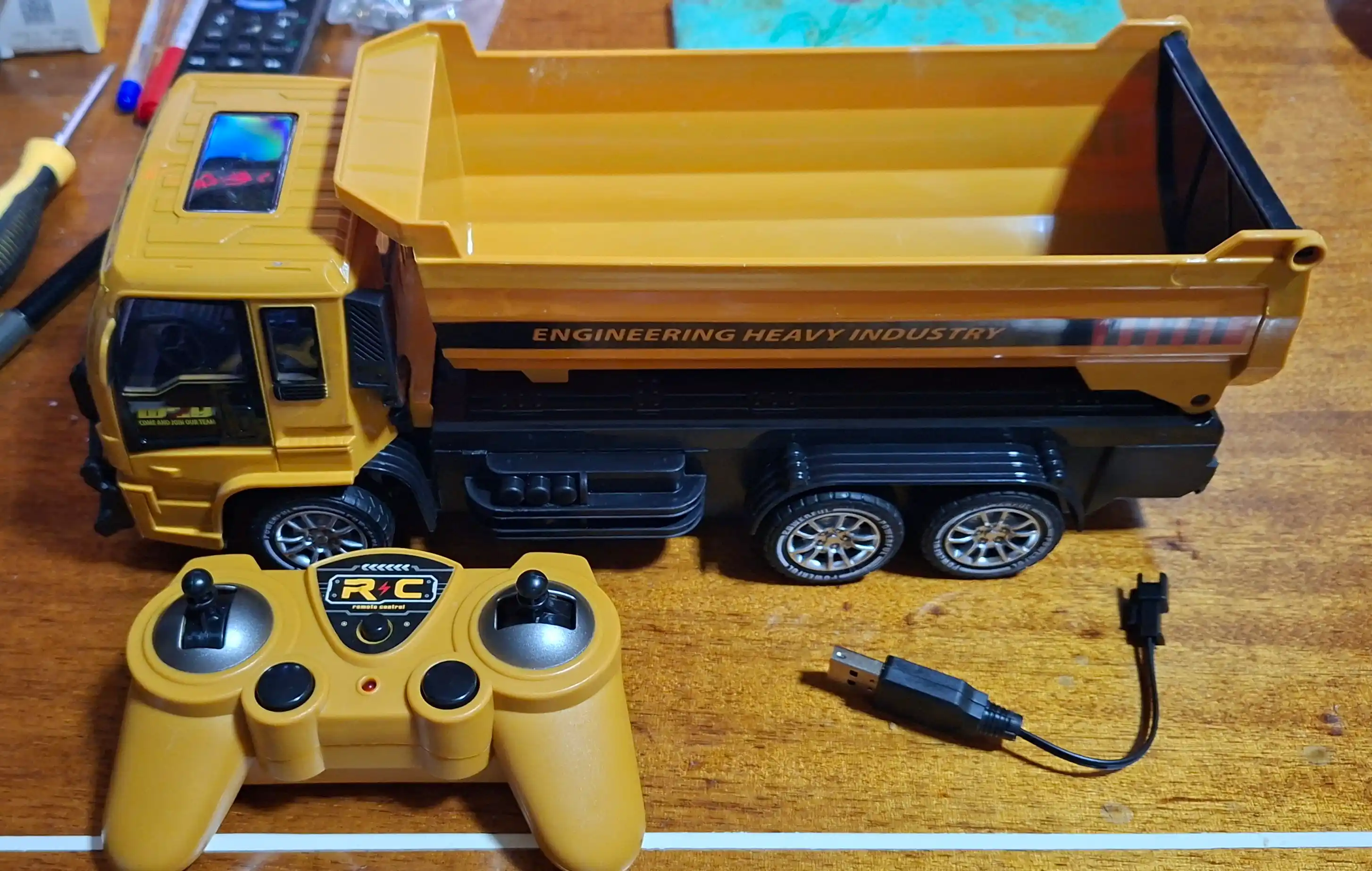 Радиоуправляемый самосвал – RC Dumper Truck, 6 каналов, подъемный кузов