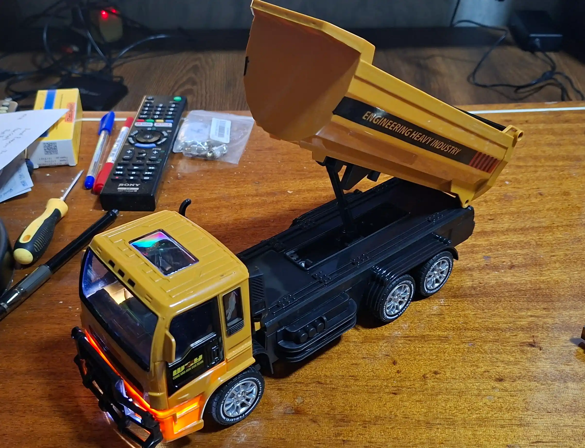 Радиоуправляемый самосвал – RC Dumper Truck, 6 каналов, подъемный кузов