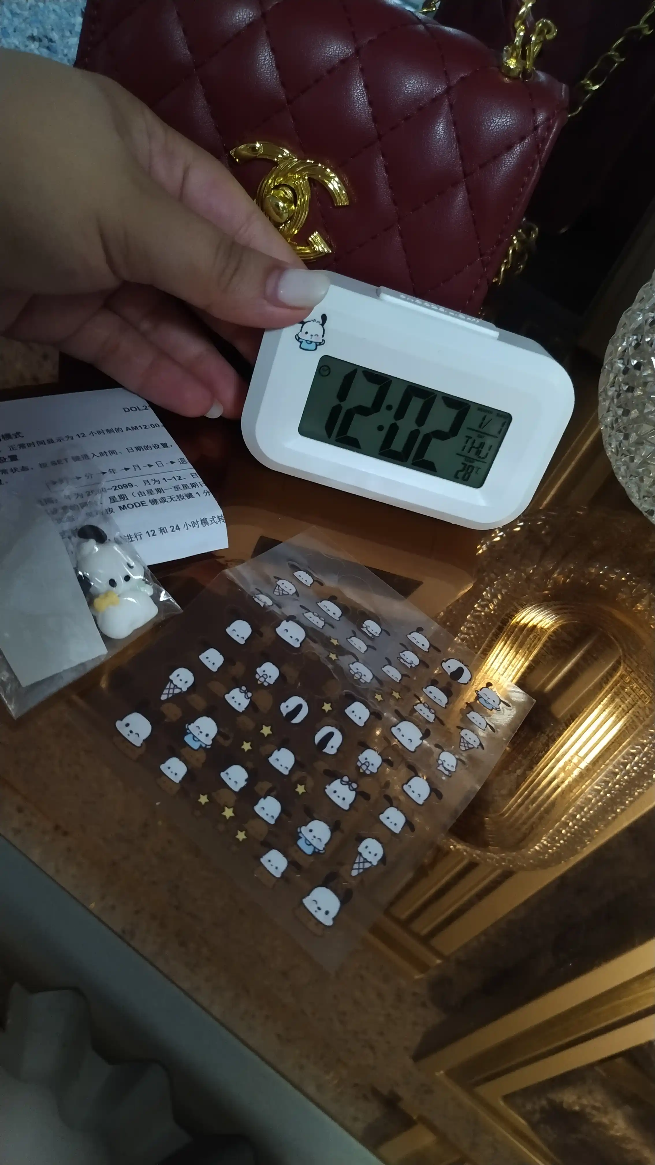 Stol soati, elektron soat, signal, sana, harorat, yoritish, zamonaviy dizayn