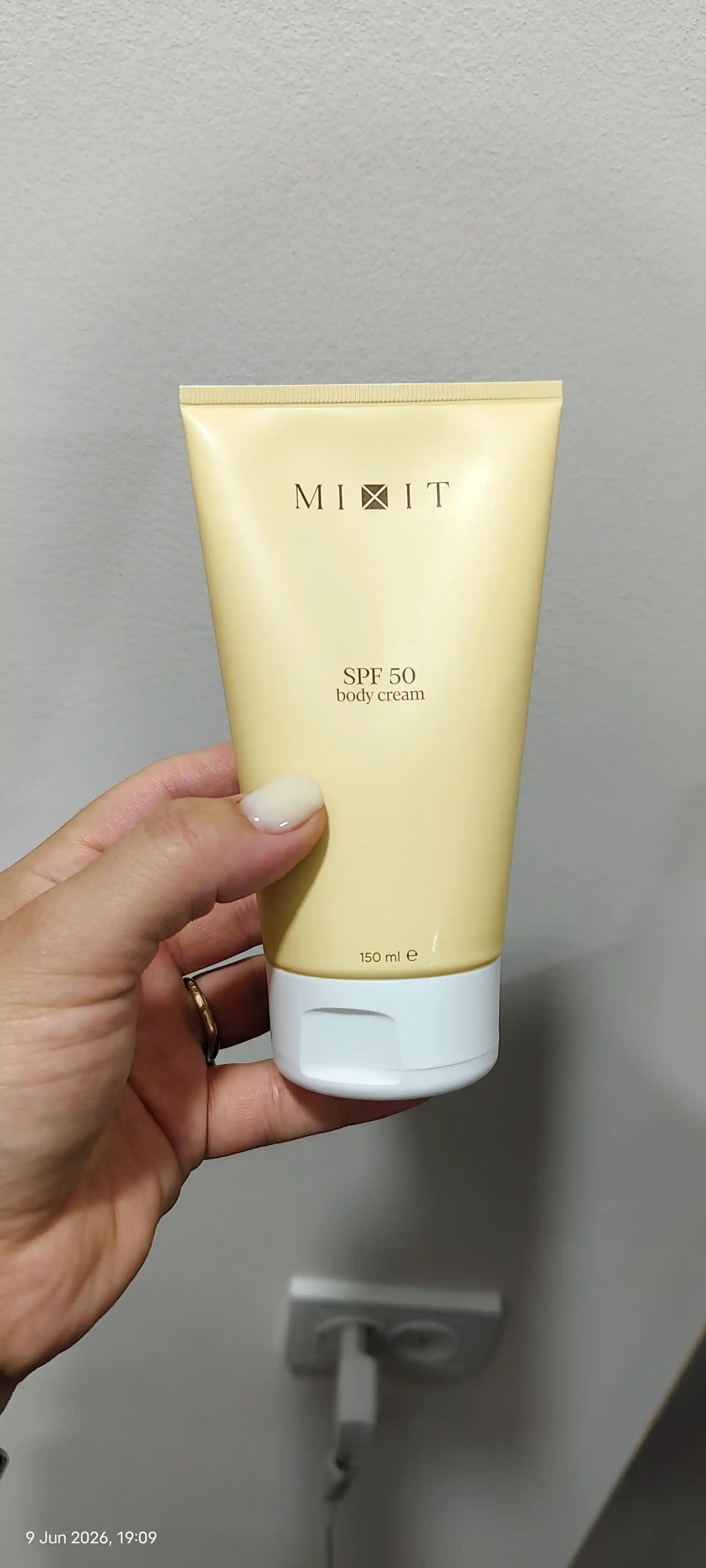 MIXIT Tana uchun namlantiruvchi quyoshdan himoyalovchi krem, SPF 50, 150 ml