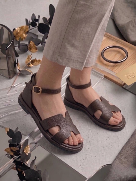 Ayollar uchun yozgi oyoq kiyim.Bosonojka,qulay sandal