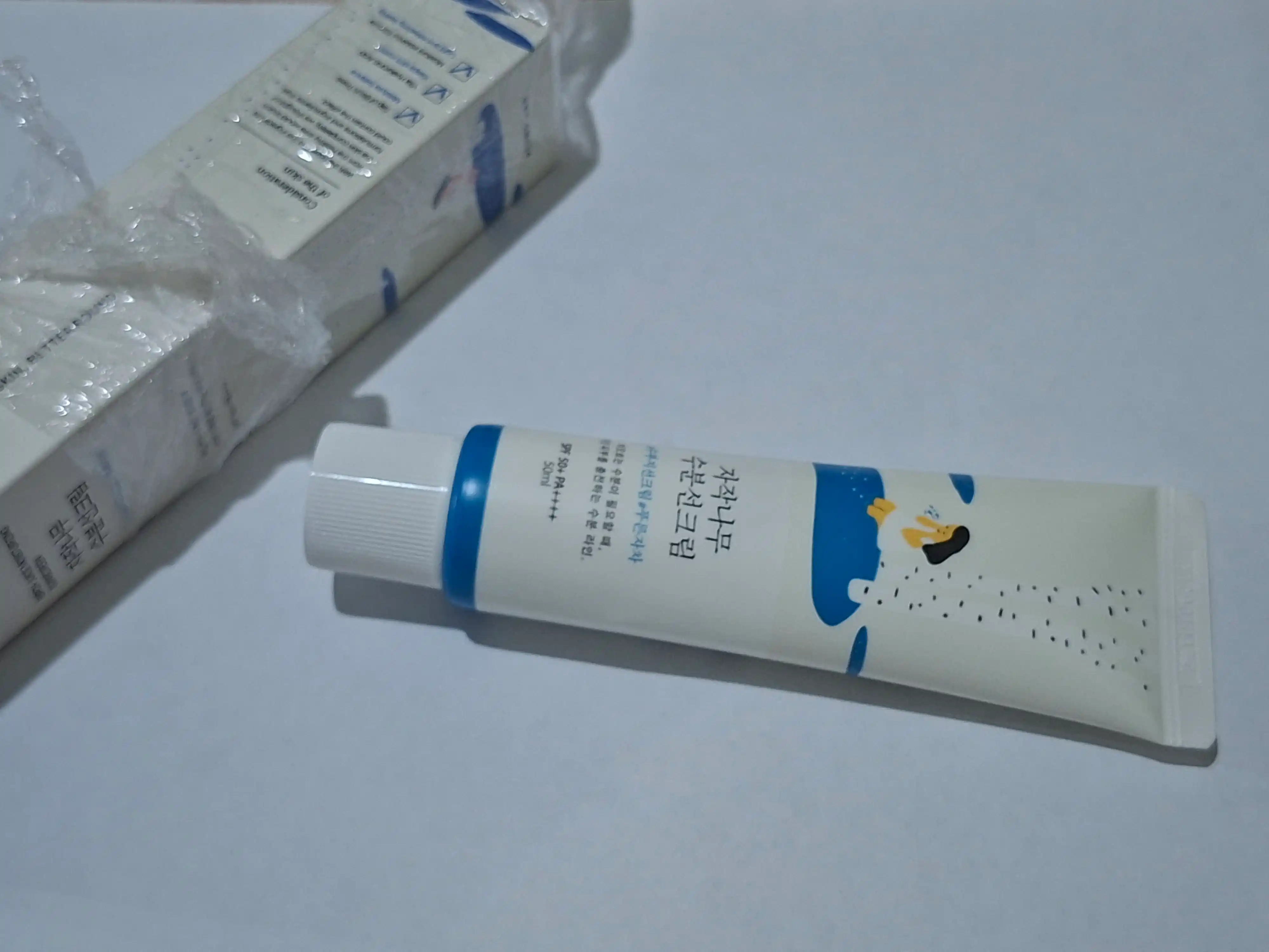 Krem, SPF 50+ quyoshdan himoya kremi terini namlaydi va zararli nurlardan asraydi