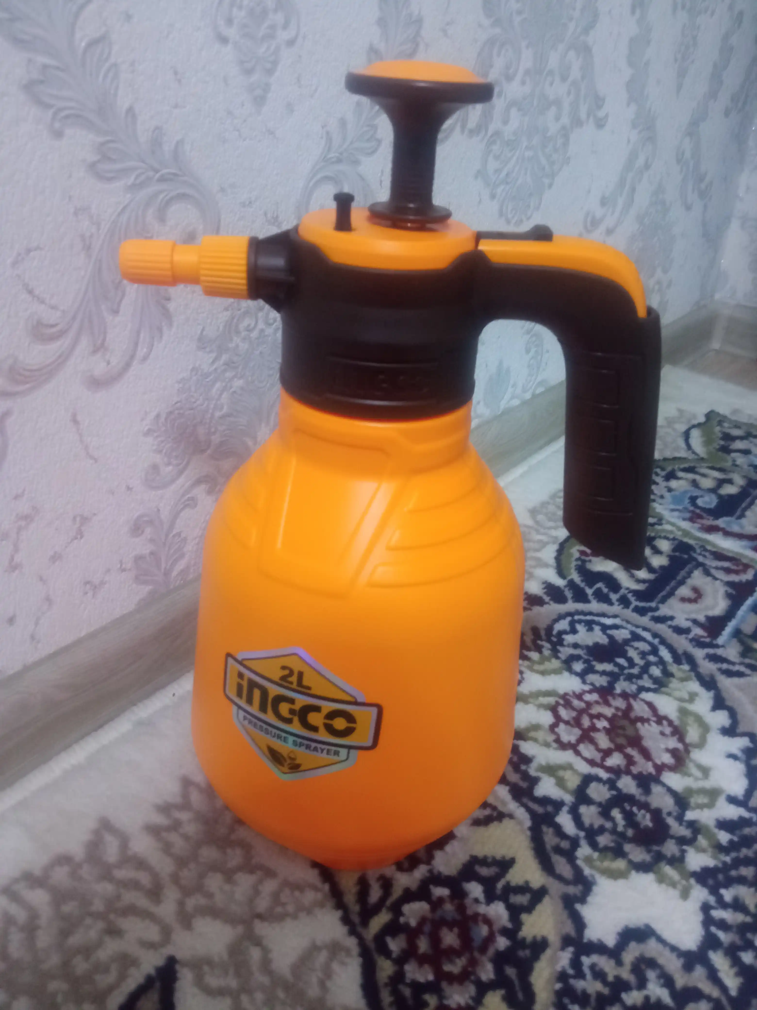 Suv purkagich pulverizator, nasosli bog' avtomobil uchun