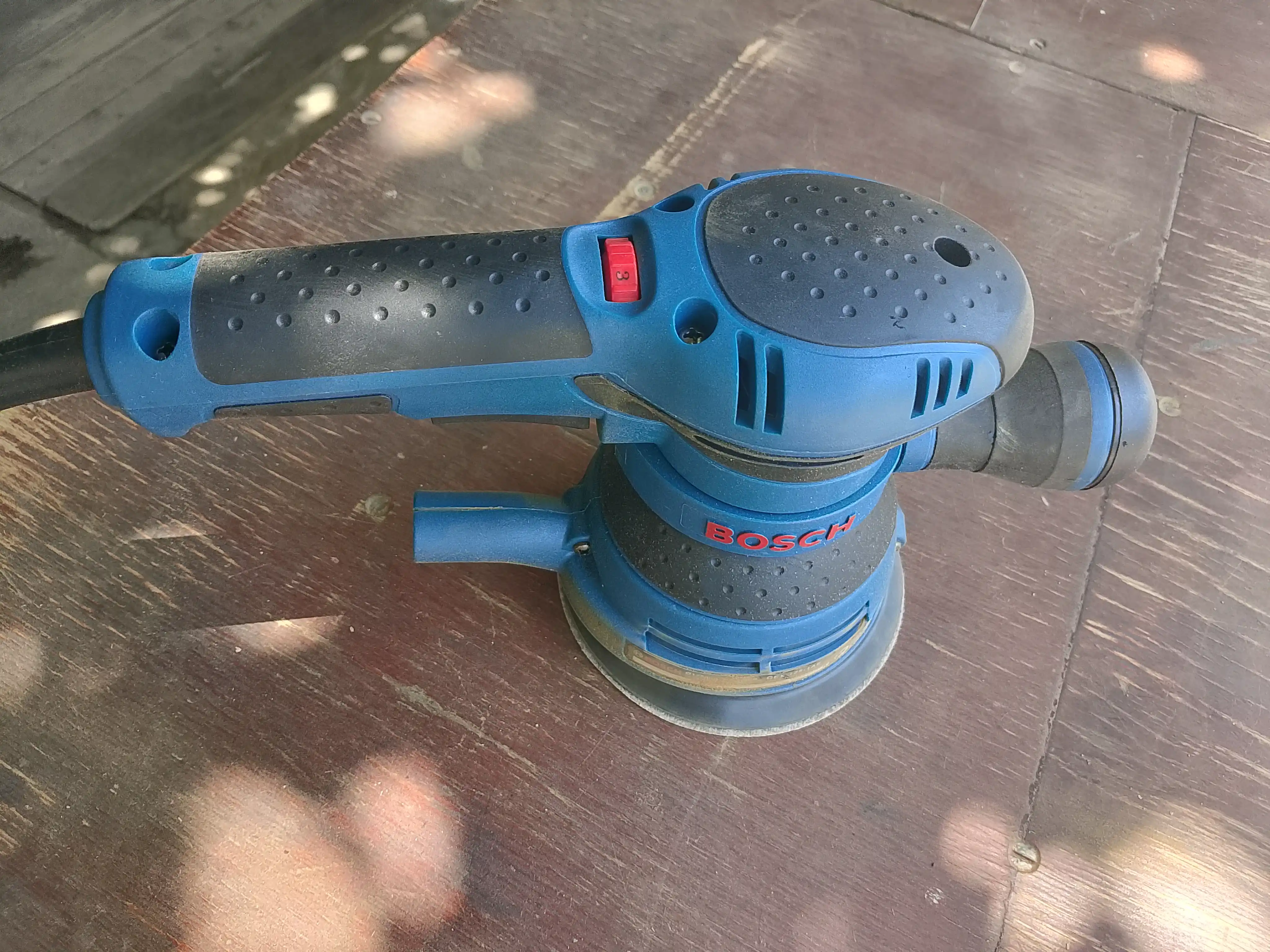 Ekssentrik silliqlash mashinasi 400 Vt, 125 mm, 12000 ayl/min gacha, tezlik sozlamali
