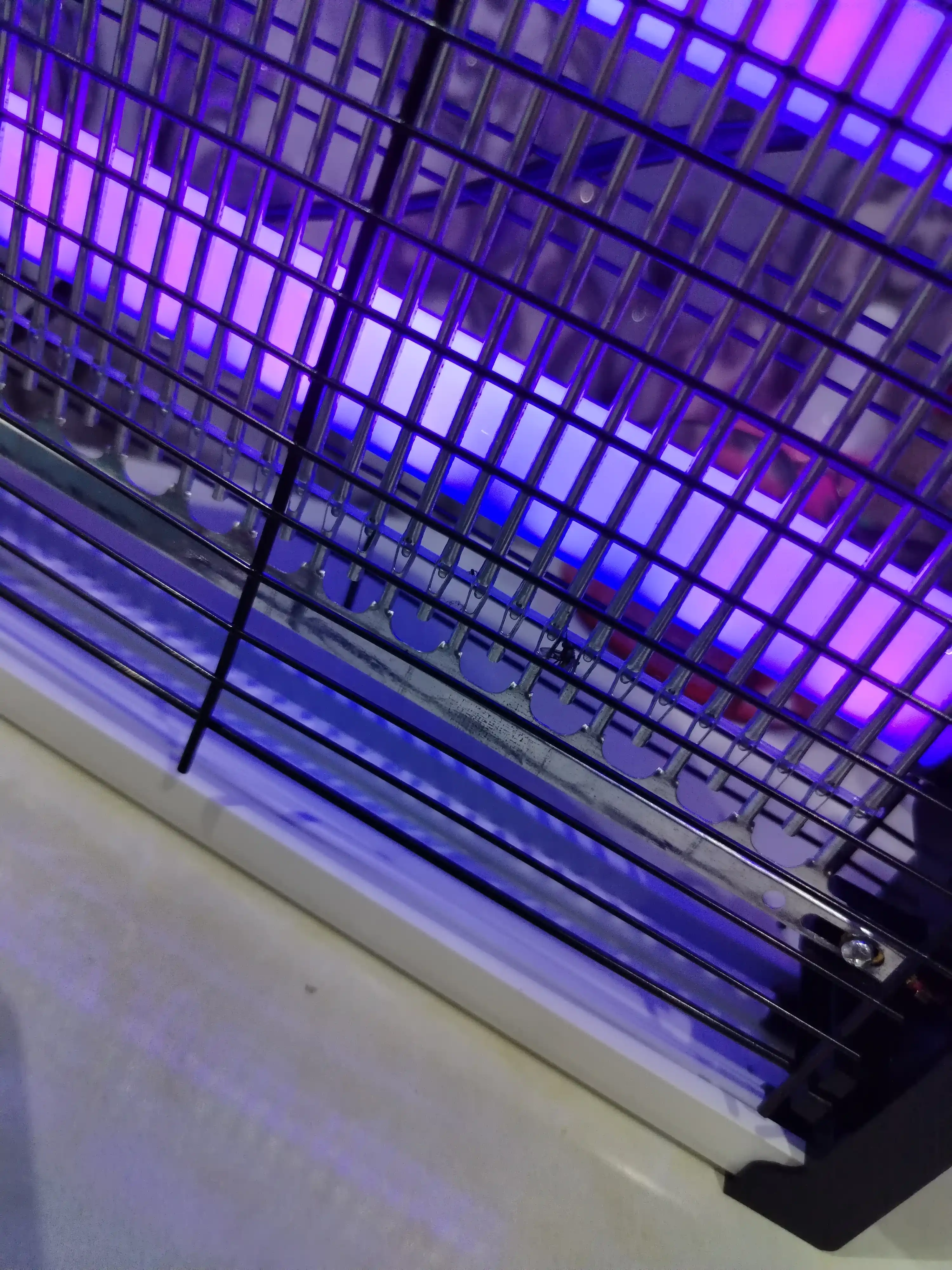 Elektr pashshaboz, ultrabinafsha, chivin va pashshalardan himoya qiladi