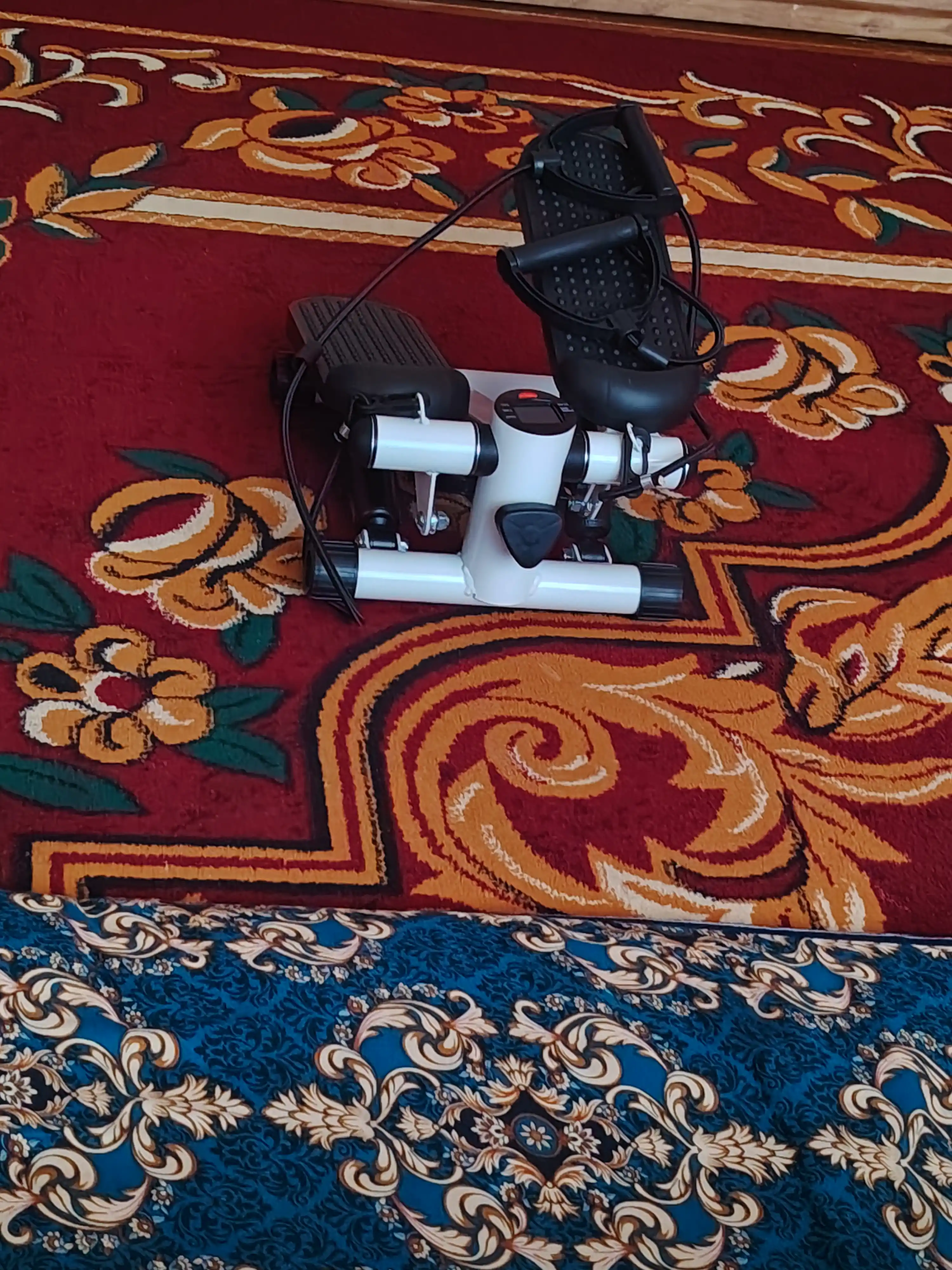 Mini stepper trenajor – uy sharoitida kardio va oyoq mashqlari uchun