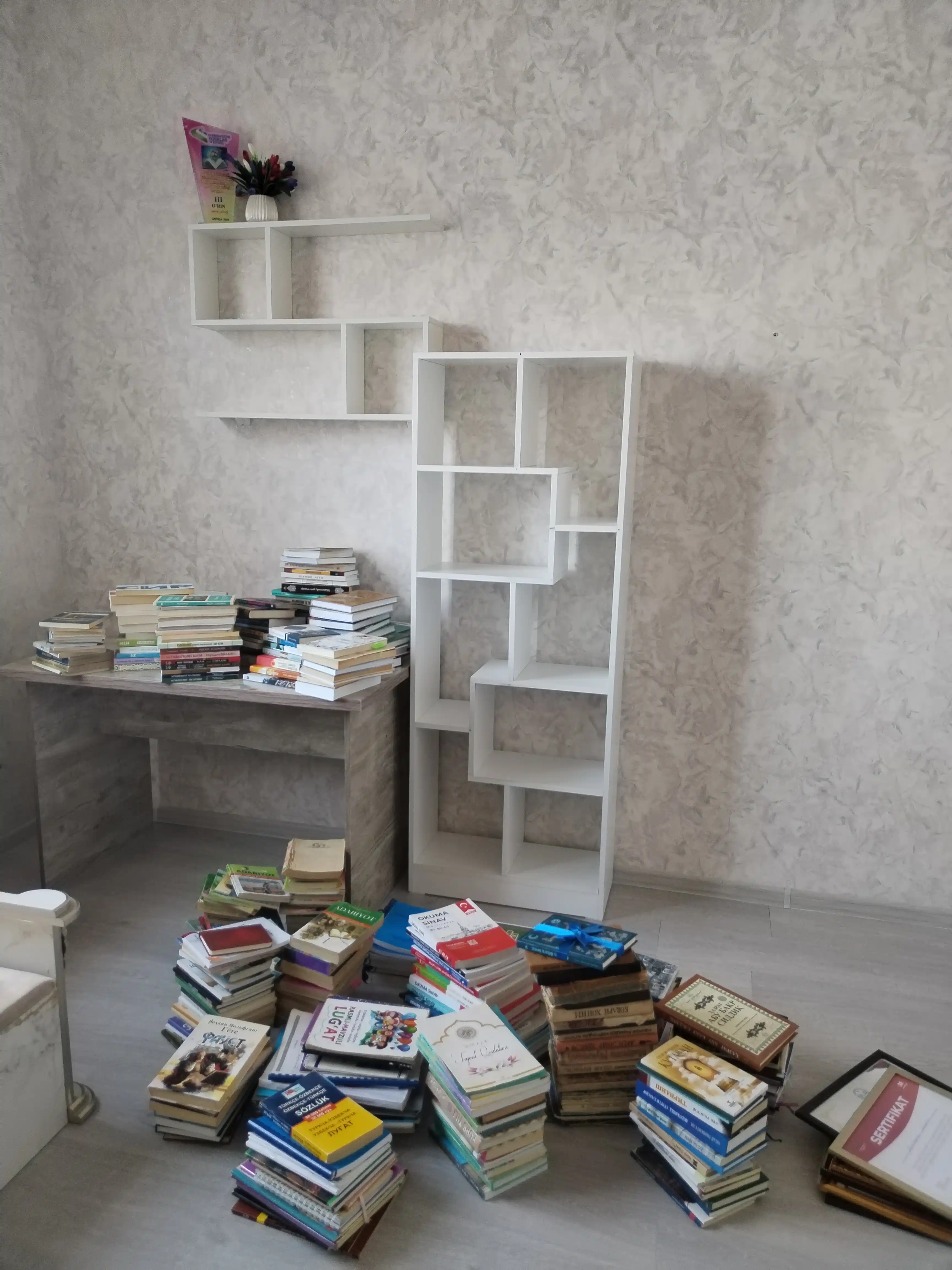 Стеллаж для книг JAMBO полка для дома, из качественного ЛДСП (Россия), полностью собранный