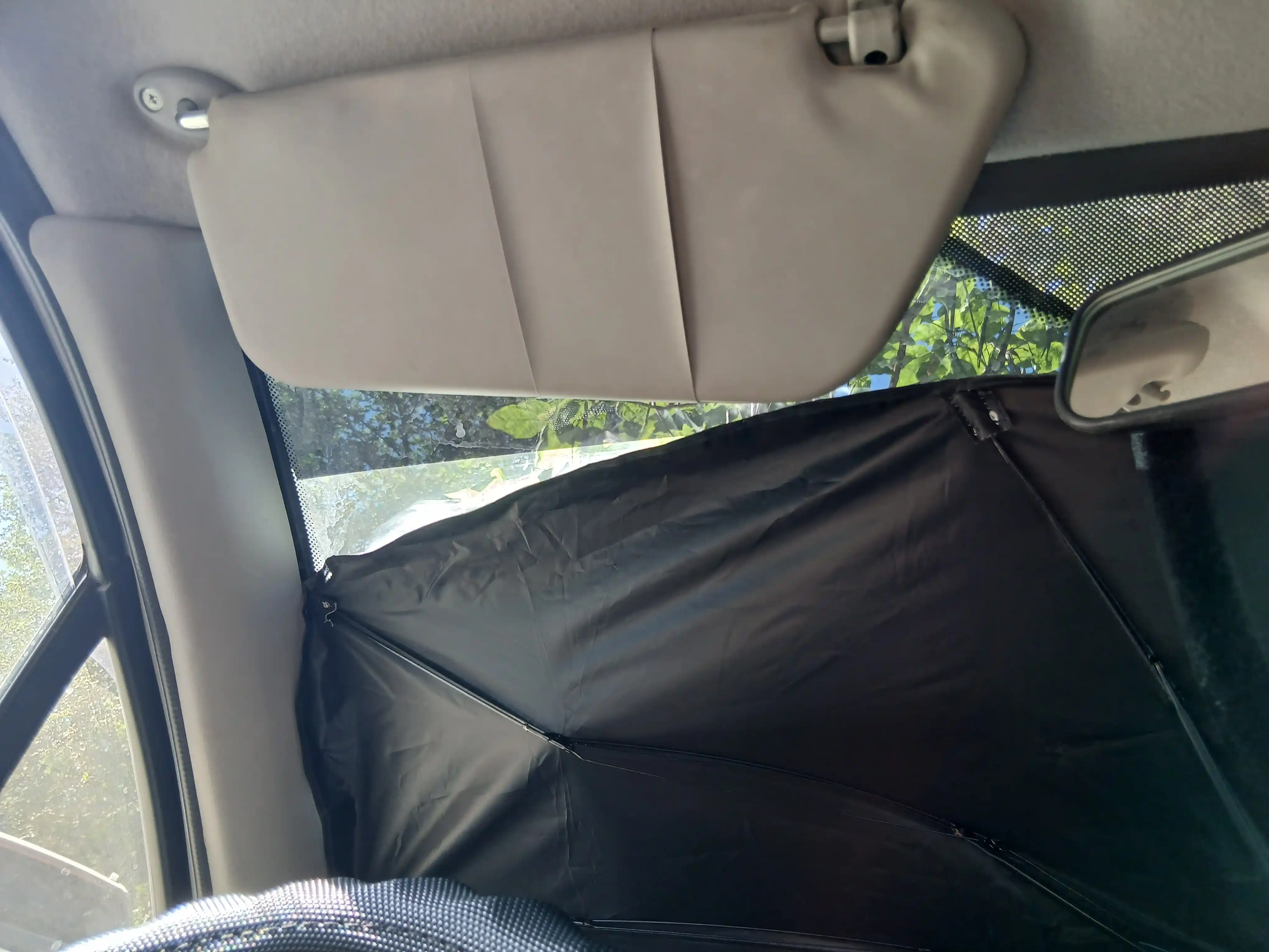 Avtomobilning old oynasi uchun universal soyabon-tent