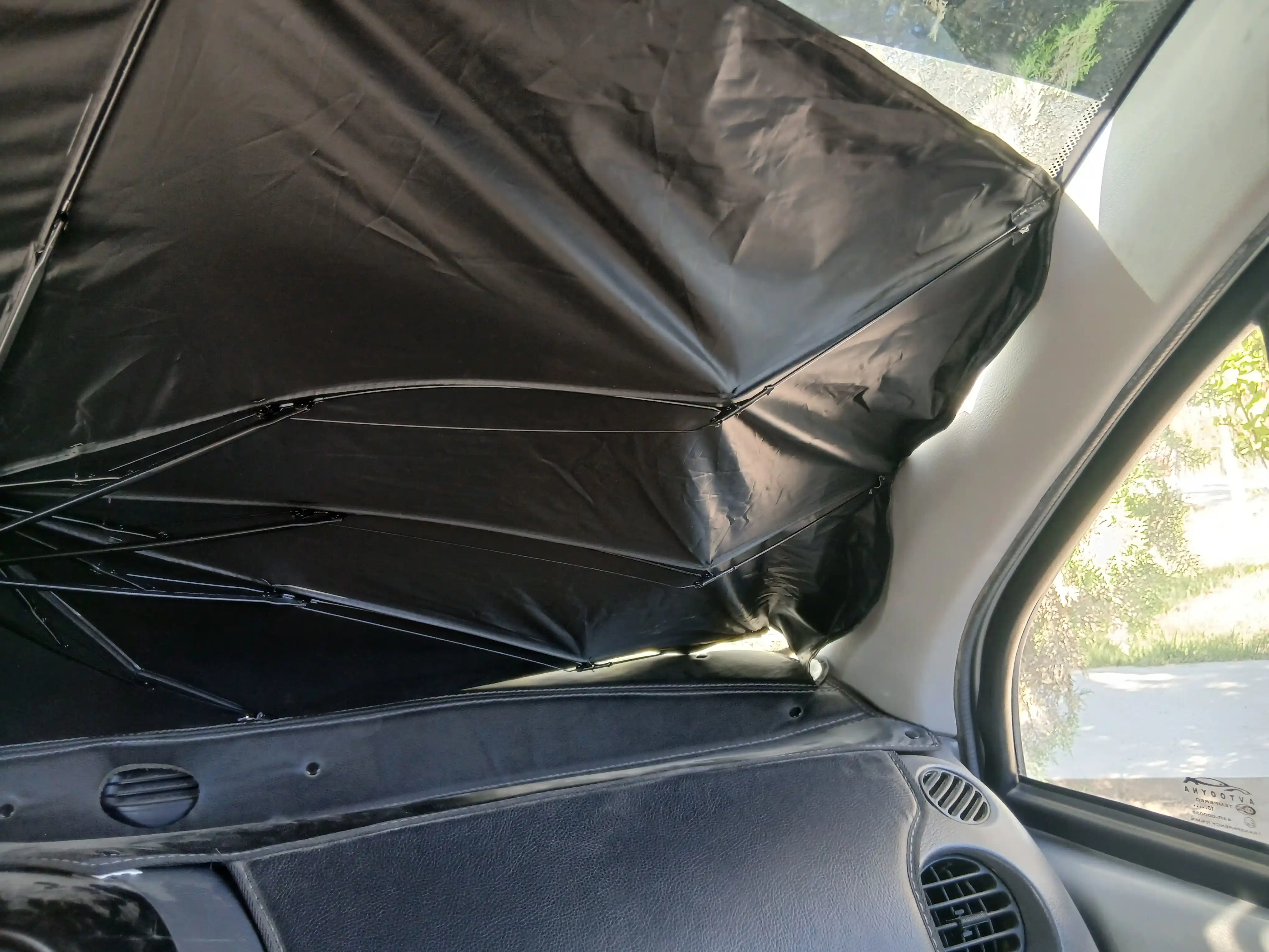 Avtomobilning old oynasi uchun universal soyabon-tent