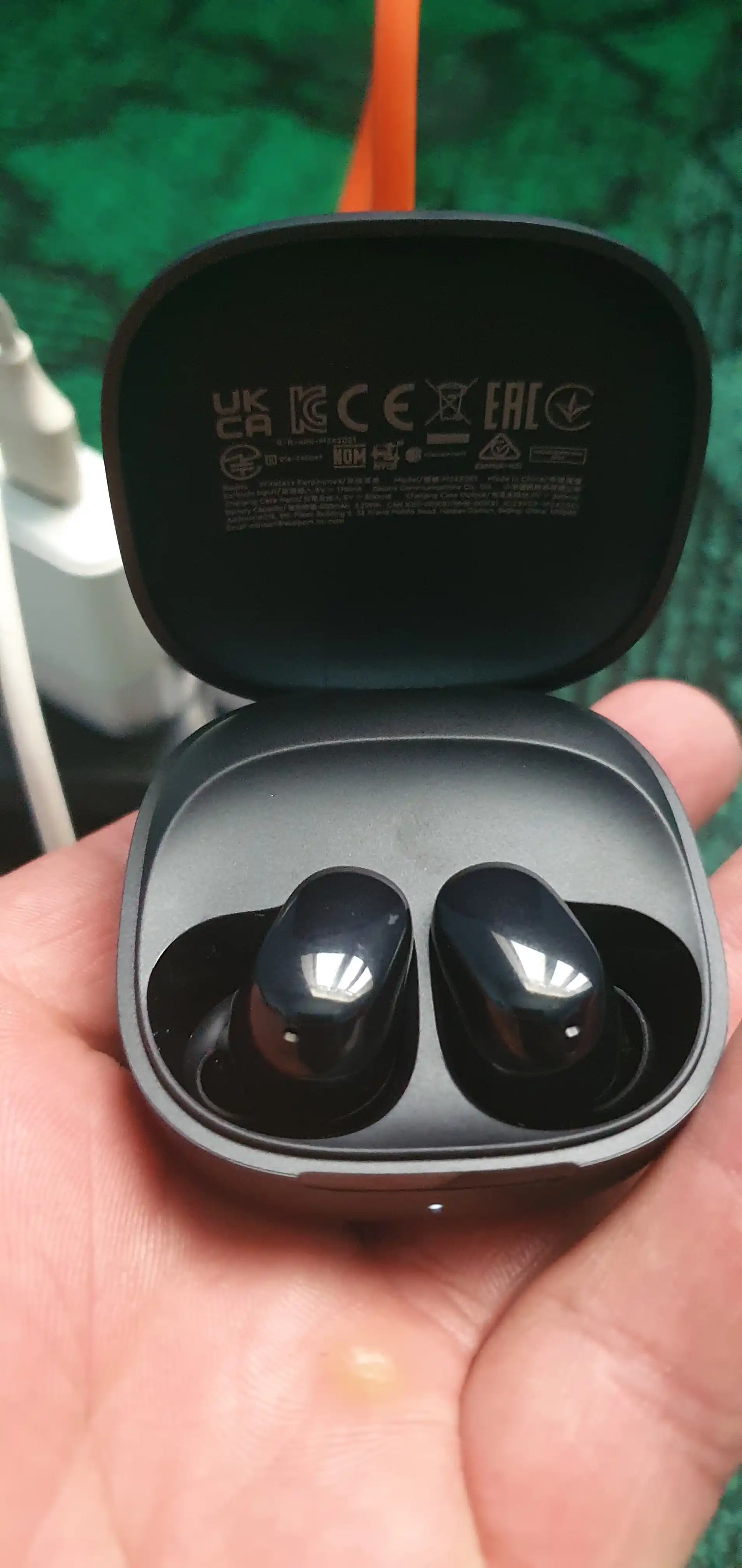 Redmi buds 6 play simsiz quloqchinlari, 36 soatgacha musiqa tinglash imkoniyati