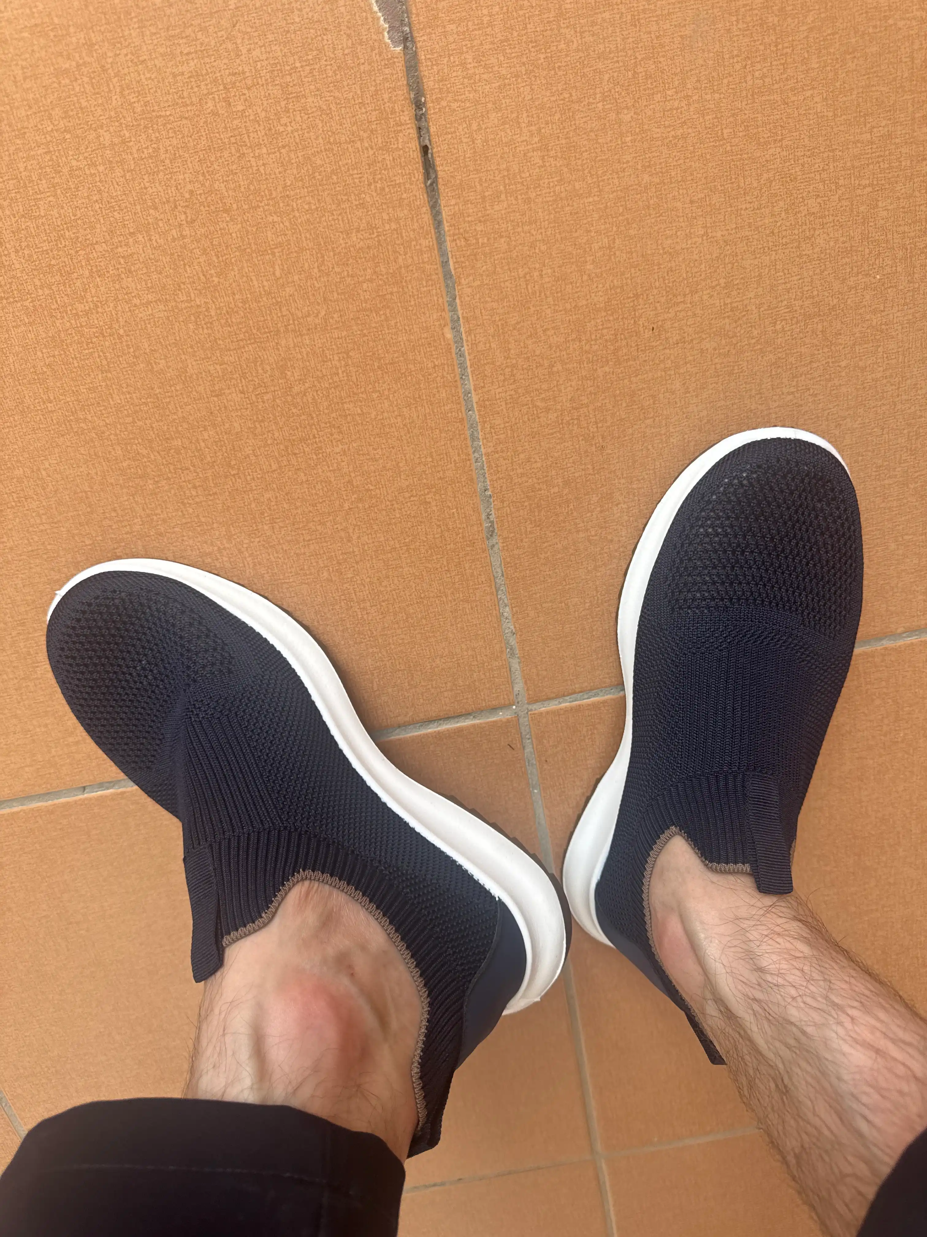Erkaklar setkalik yozgi krossovkasi. Slip-on (bog'ichsiz)