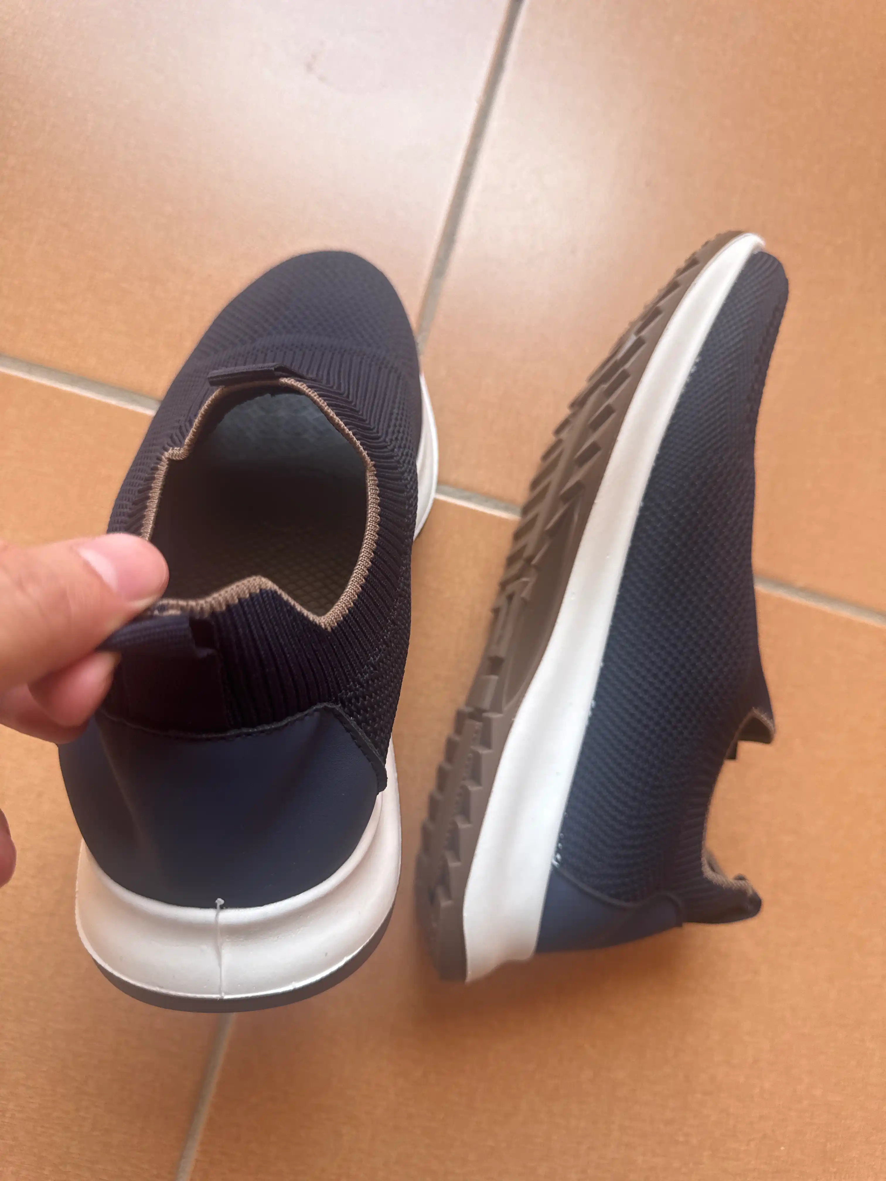 Erkaklar setkalik yozgi krossovkasi. Slip-on (bog'ichsiz)