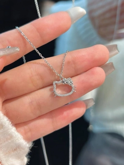 Turli xil marjonlar bilan bezatilgan ayollar zanjiri