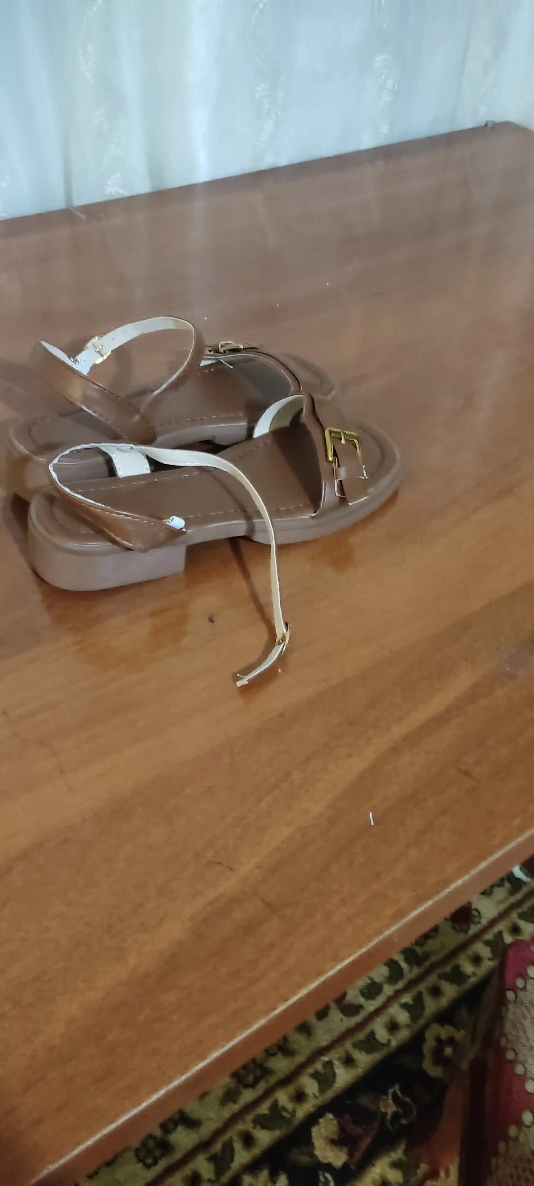 Ayollar yozgi sandallari, yassi tagcharmli boshmoqlar - Rim uslubidagi poyabzal