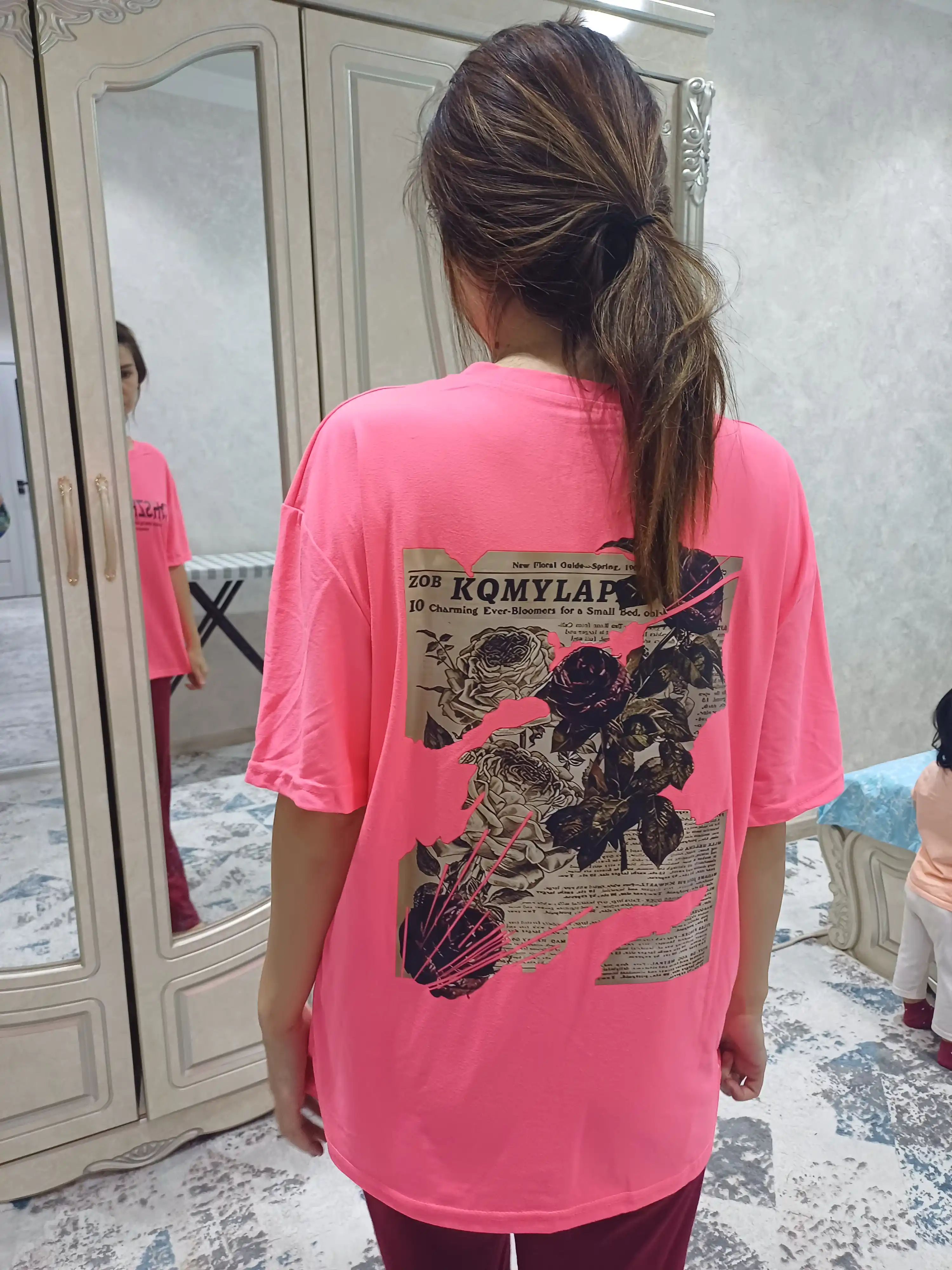 Ayollar uchun oversize futbolka, vintage gul bosmali