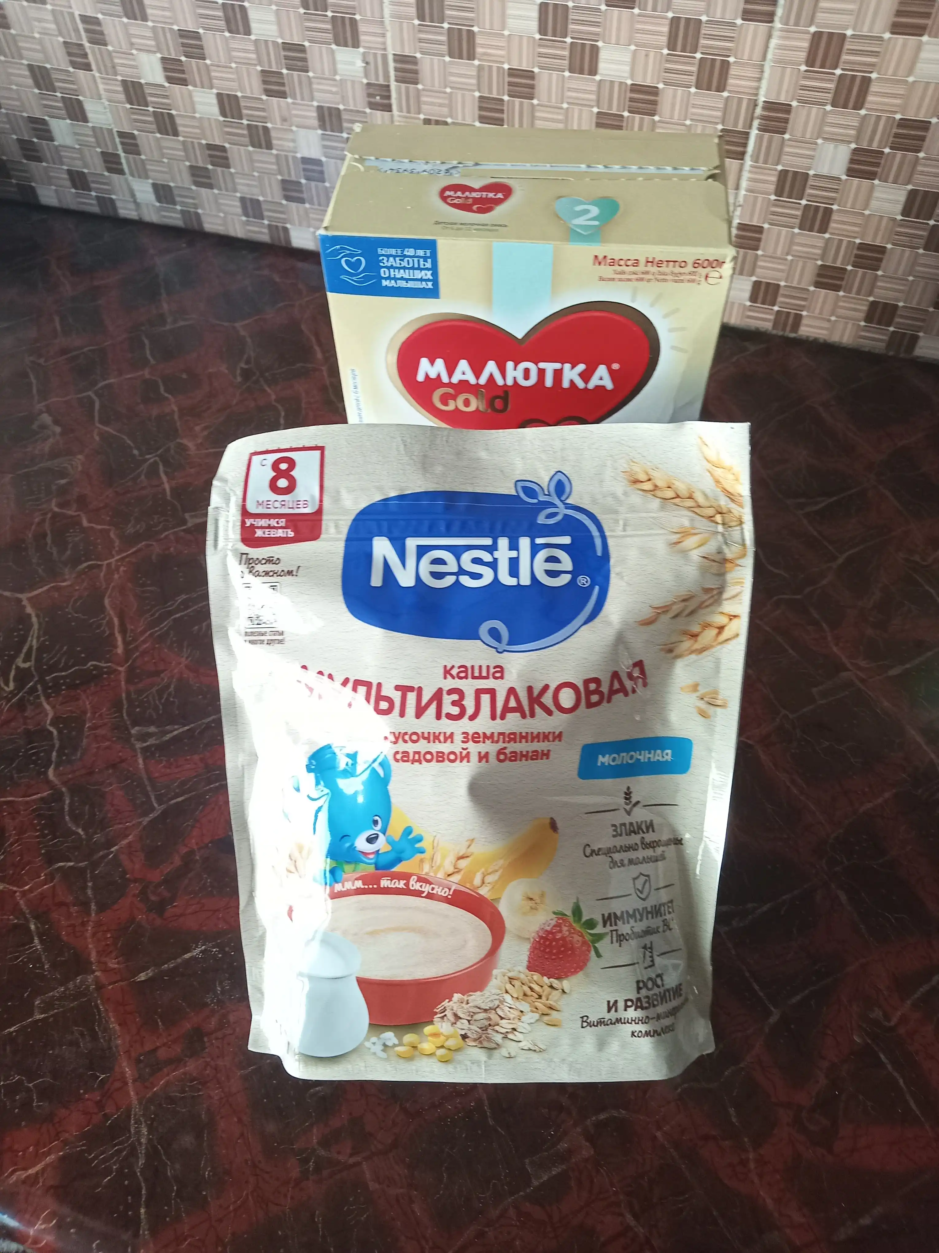 Banan va 8 oylik qulupnay bo‘lakchalari "Nestlé" sutli ko‘p donli bo‘tqasi, 200 gr