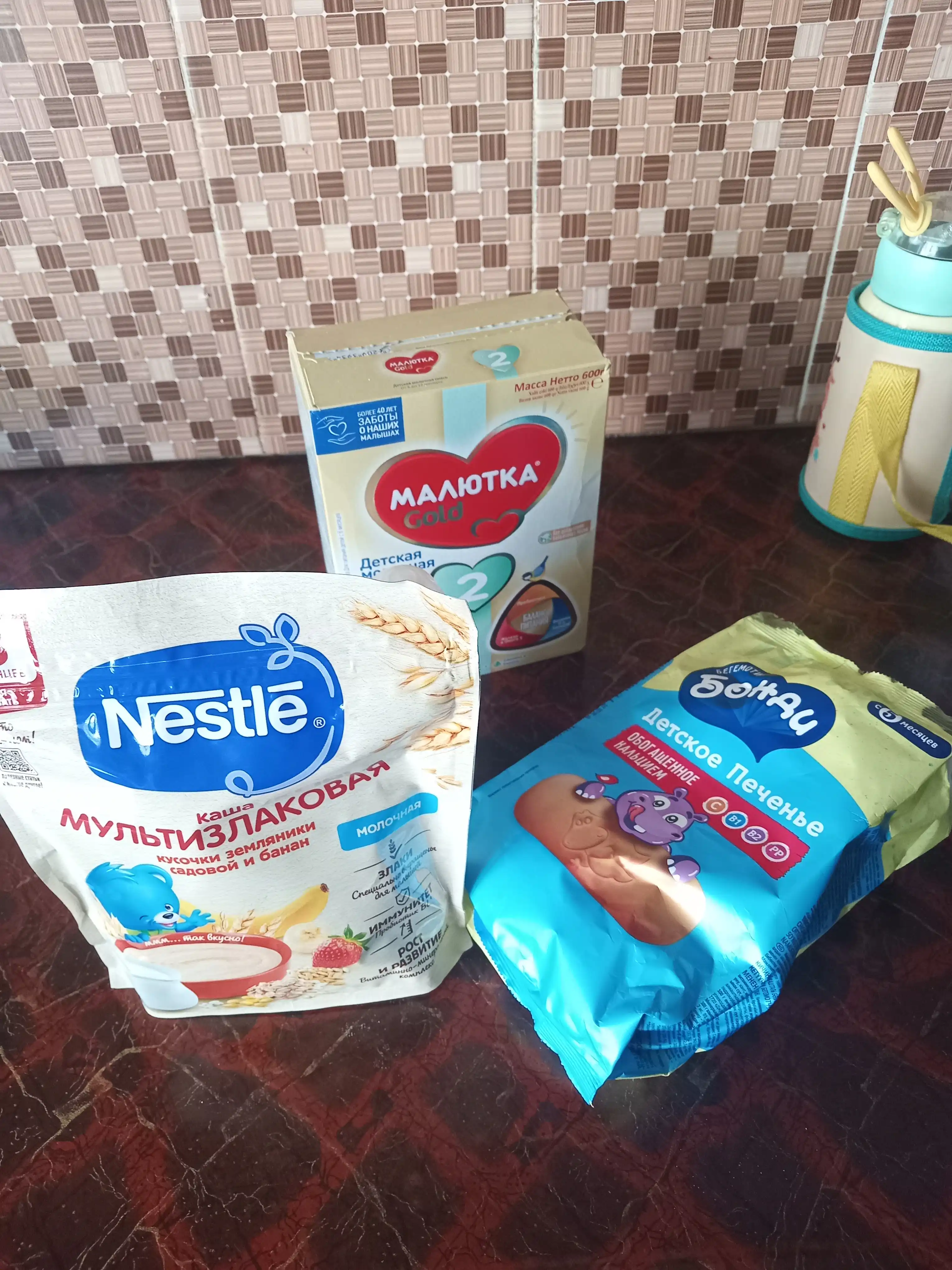 Banan va 8 oylik qulupnay bo‘lakchalari "Nestlé" sutli ko‘p donli bo‘tqasi, 200 gr