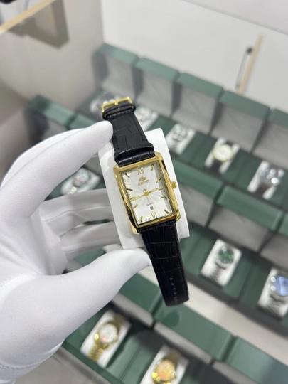 Мужские наручные часы Orient с кварцевым механизмом, в классическом стиле — BRANDLU-ORIENTKVARSMEX001002BATERYS-ЖЕЛТ