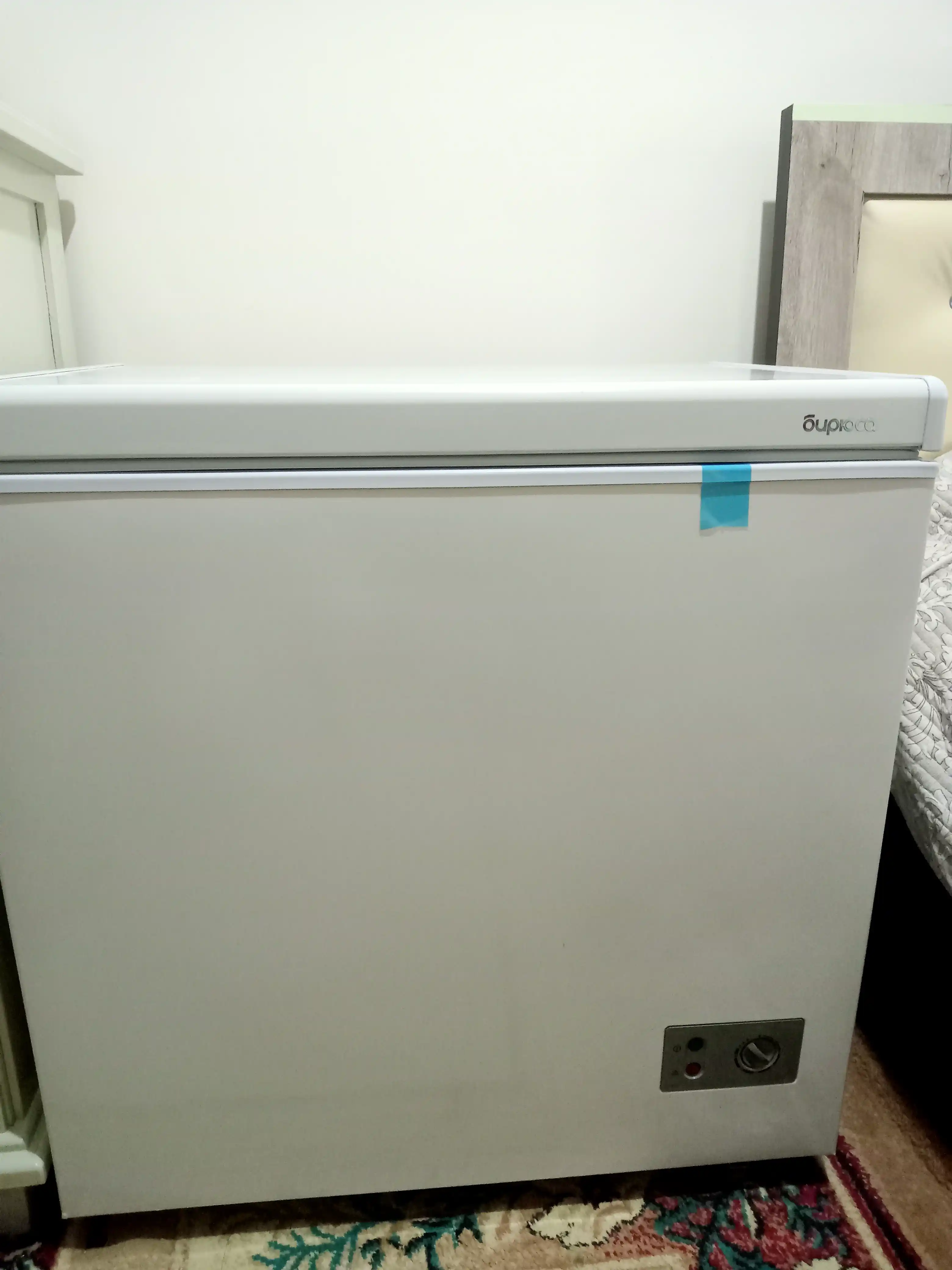 Biryusa 155KVS yopiq qopqoqli muzlatgich, hajmi 145 L, invertor kompressor