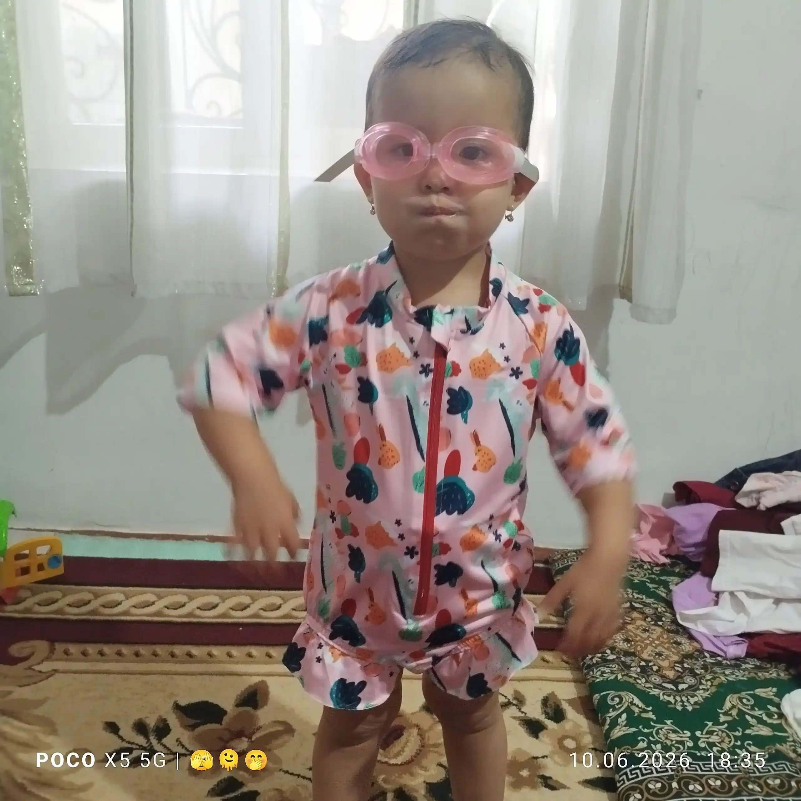 Qizlar uchun yaxlit, kalta yengli va etakli suzich kiyimi