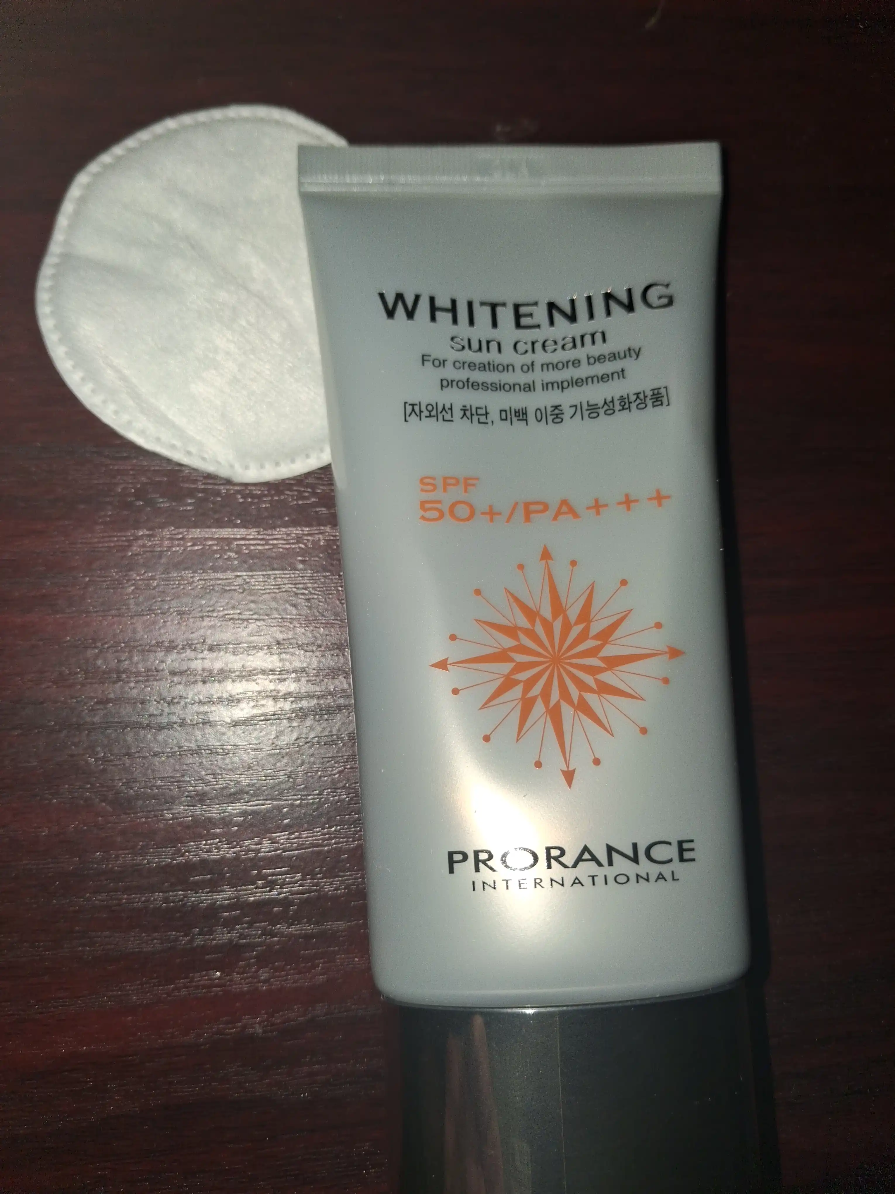 Prorance Whitening SPF 50+ pigmentatsiyaga qarshi oqartiruvchi quyoshdan himoyalovchi krem
