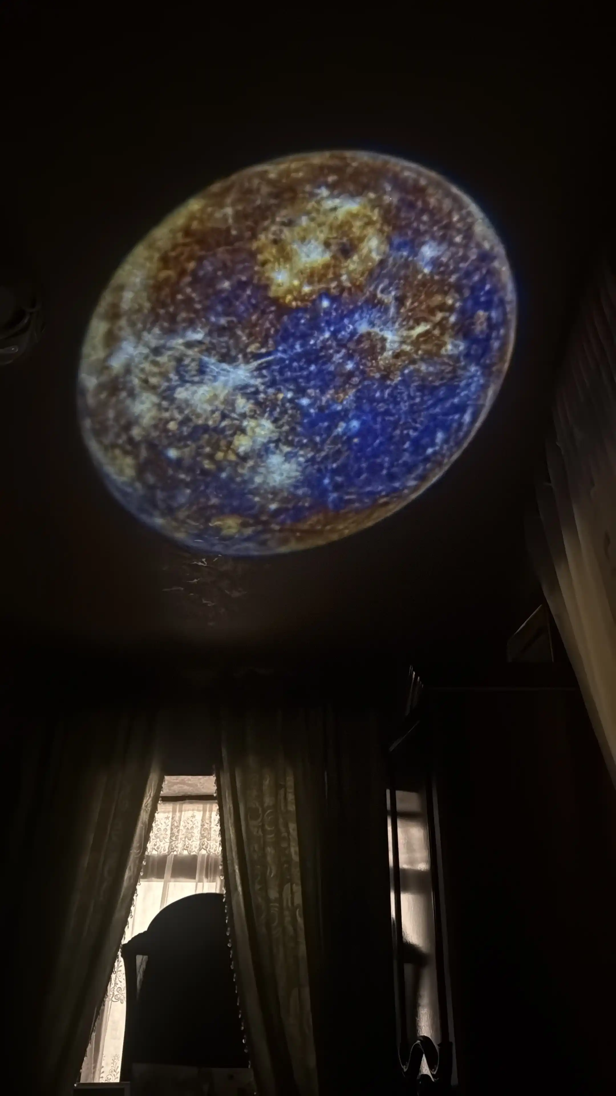 6 ta almashtiriladigan nasadkali PLANETARIUM USB tungi yoritgich-sayyoralar proyektori
