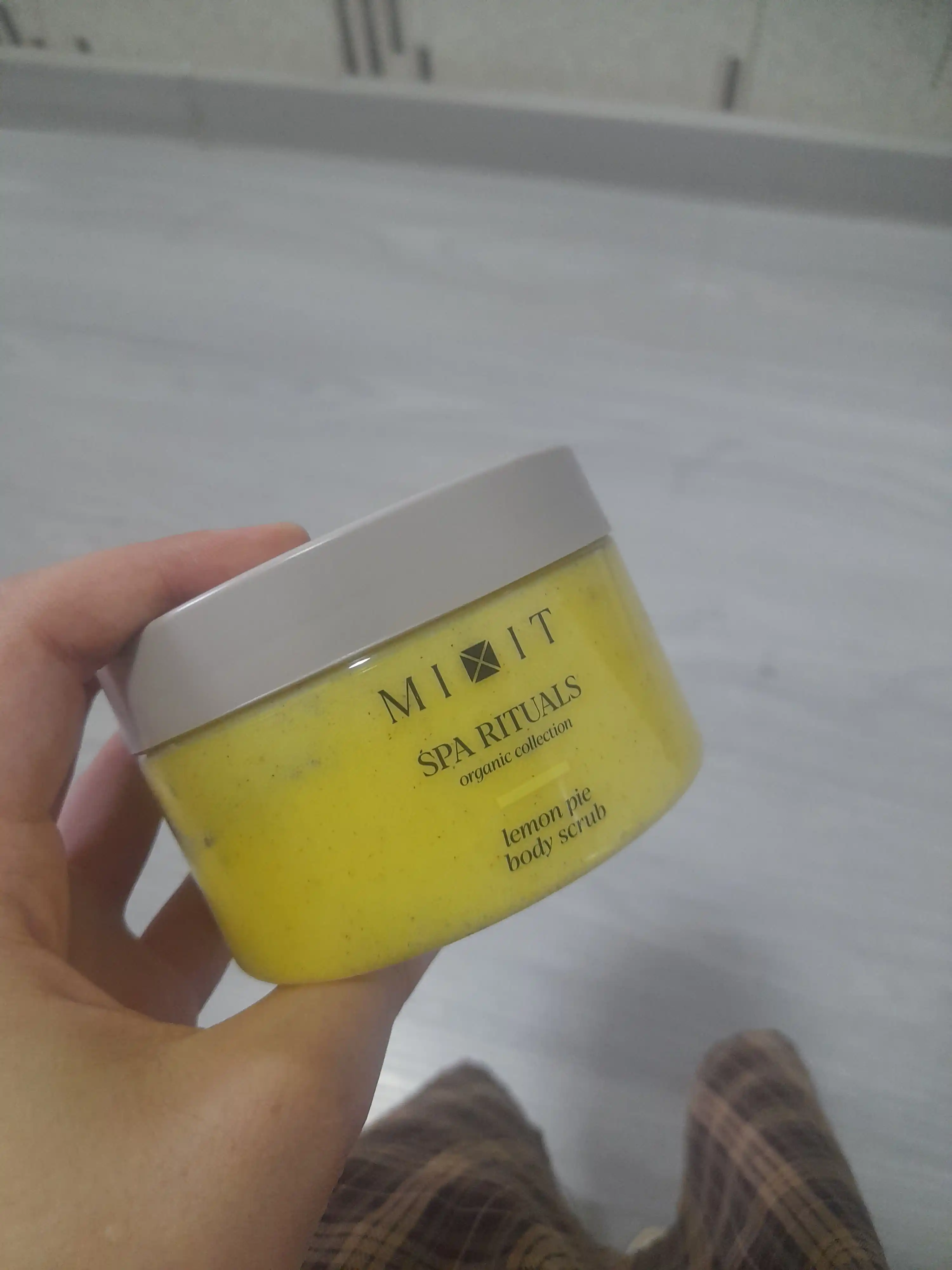 MIXIT Limonli pirog hidli tana uchun tuzli skrab-balzam 300 g