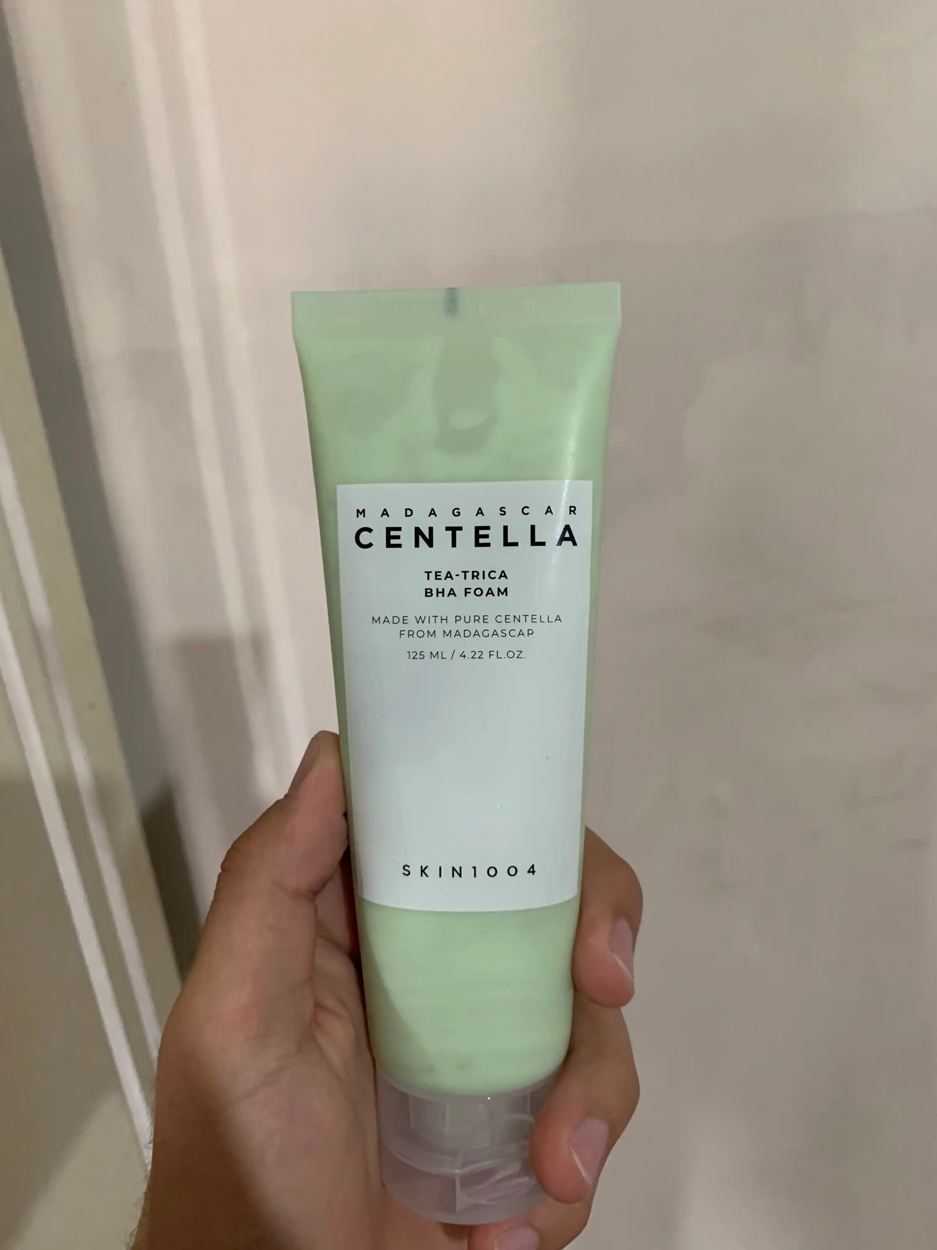 Antibakterial yuzni yuvish uchun ko`pik SKIN1004 Madagascar Centella Tea-Trica BHA Foam