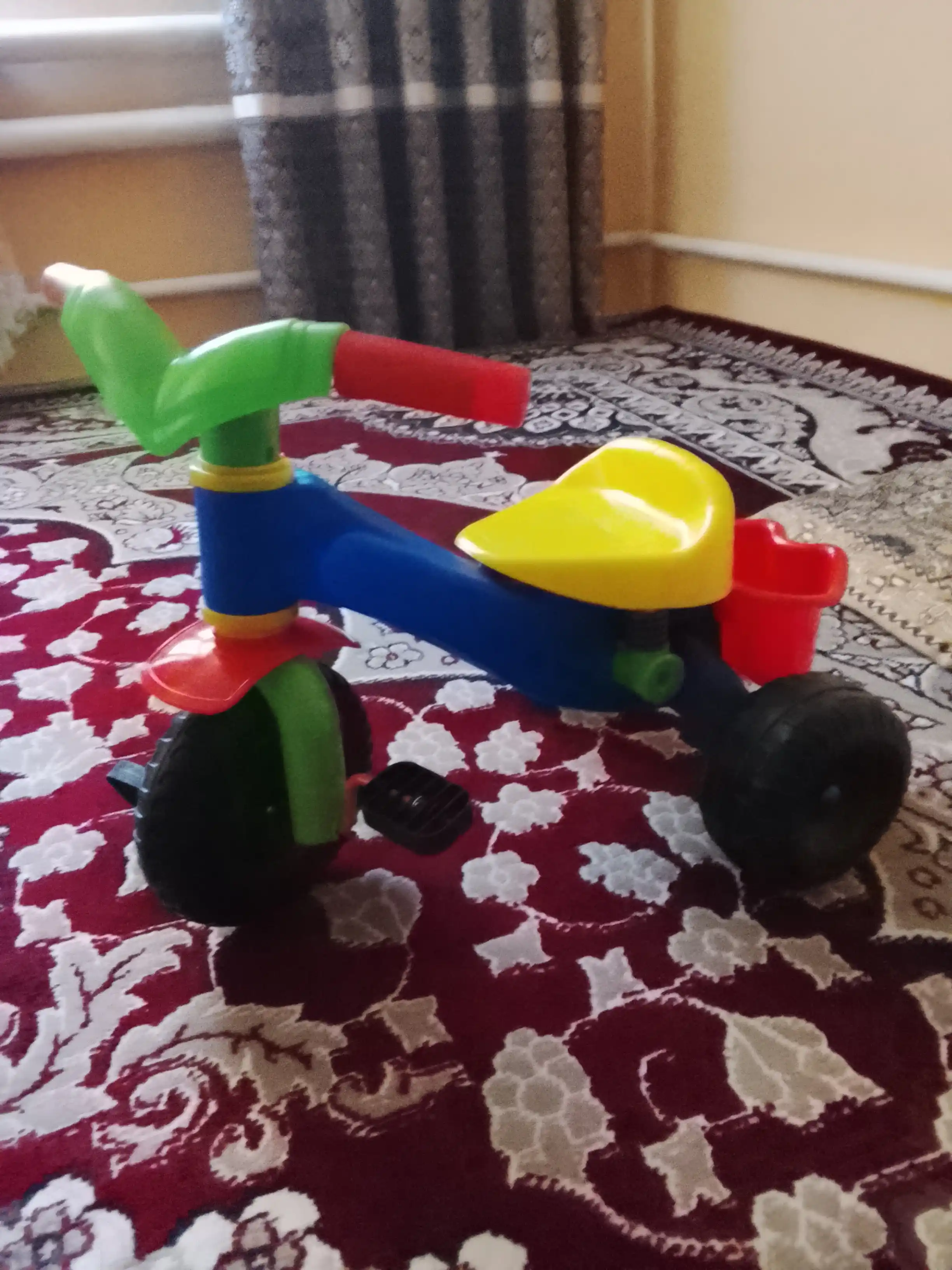 Bolalar uchun uch g'ildirakli velosiped savatli skuter