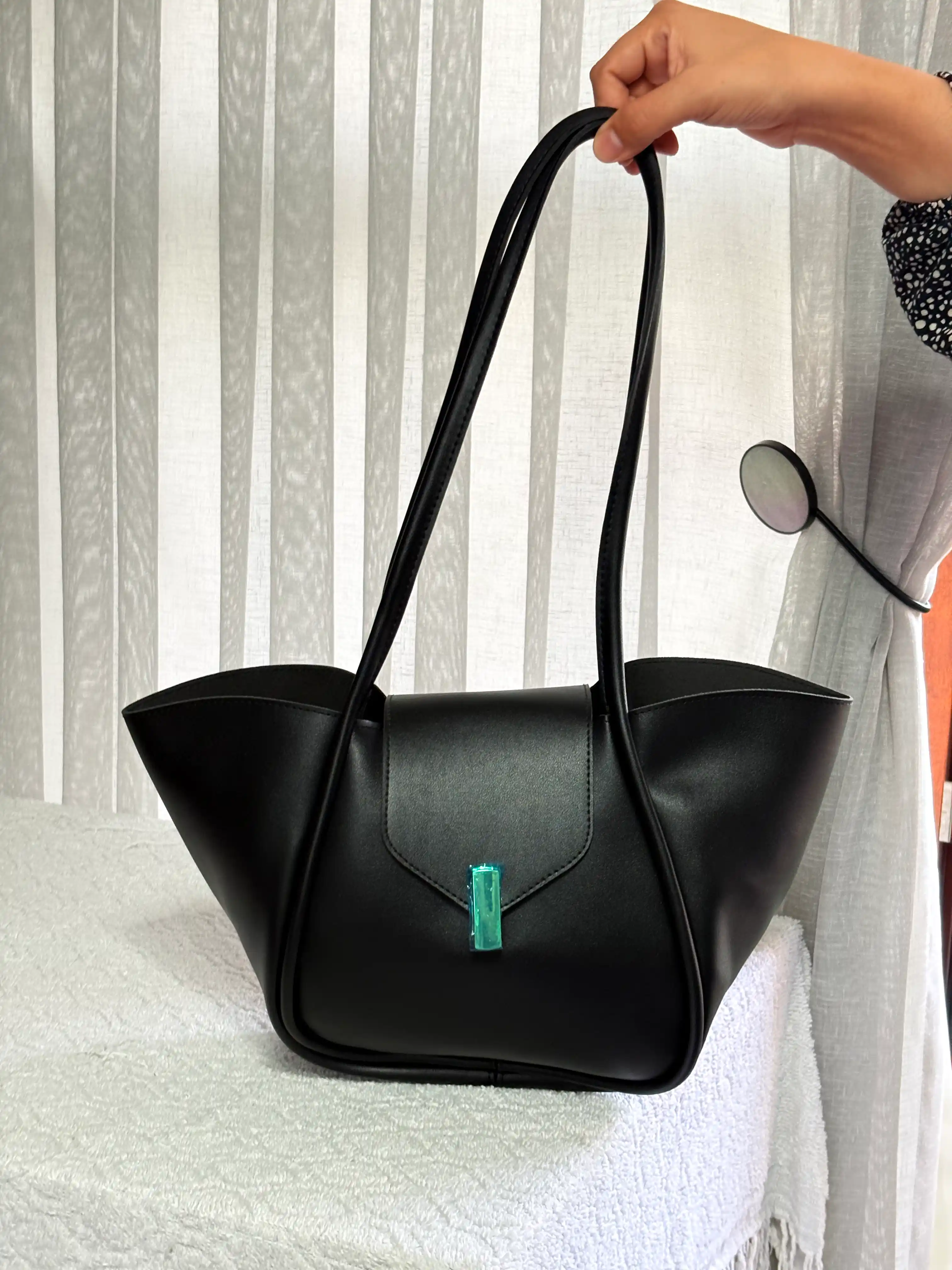 Ayollar uchun transformer shopper sumkasi, ekocharm, to‘plamda kosmetika bilan, sig‘imi A4