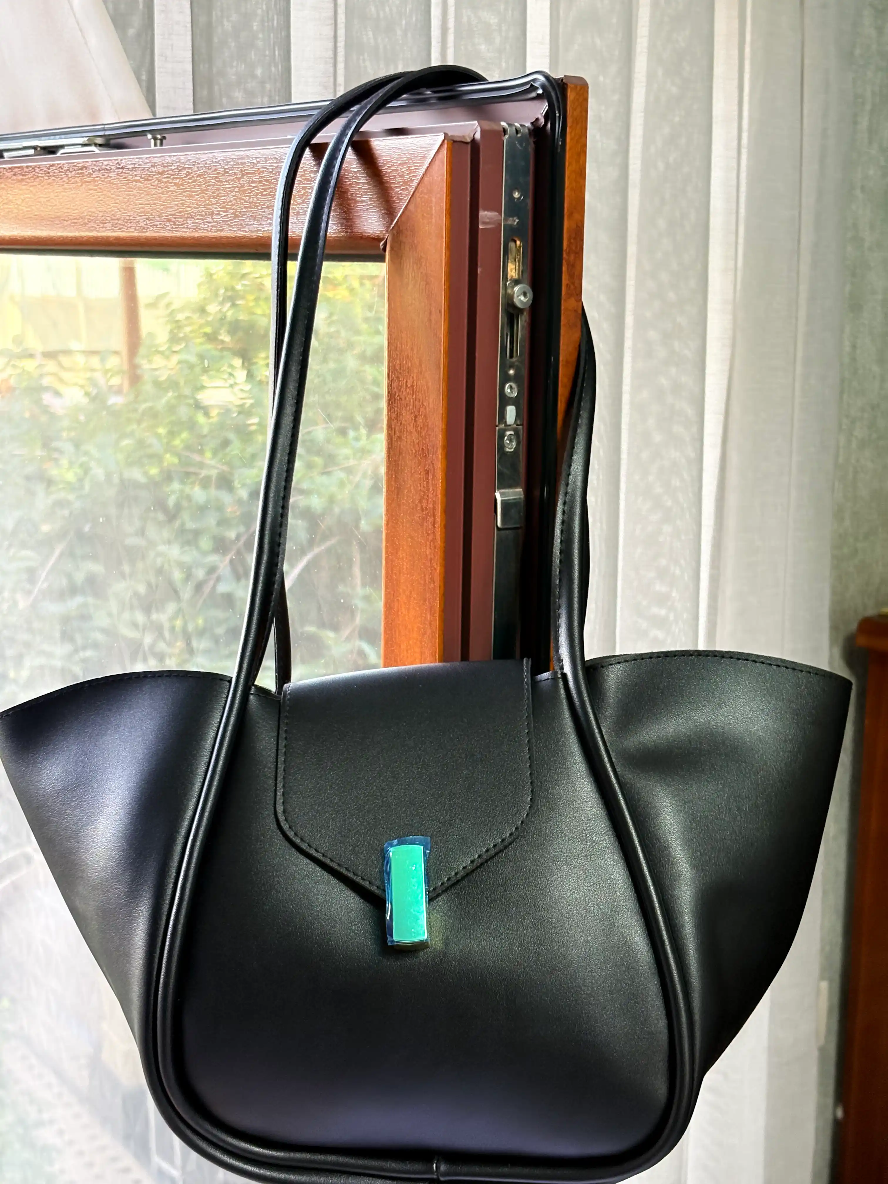 Ayollar uchun transformer shopper sumkasi, ekocharm, to‘plamda kosmetika bilan, sig‘imi A4
