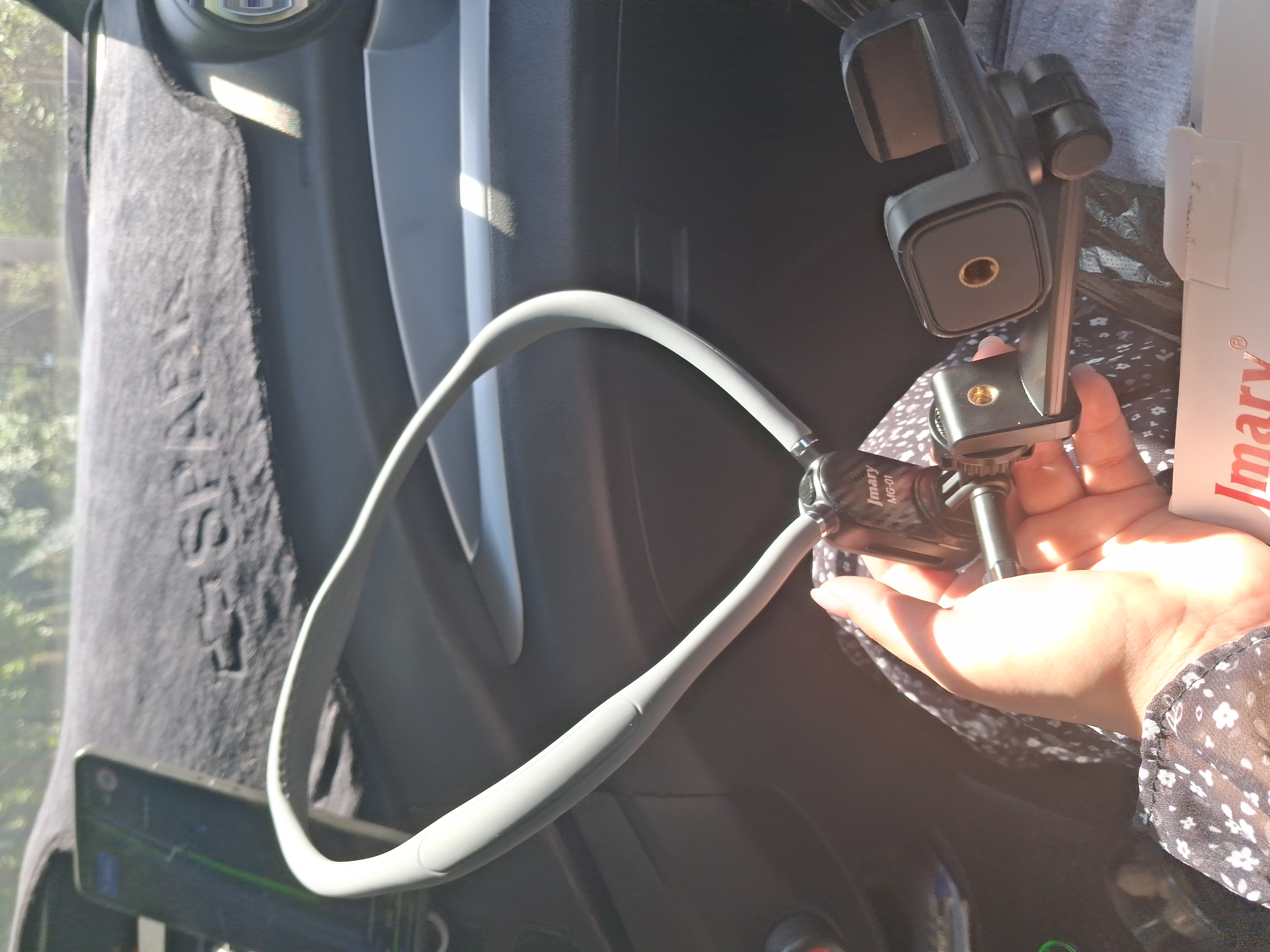 Jmary MG-01 bo‘yinga taqiladigan telefon va kamera ushlagichi – 2 tasi 1 da, qo‘lsiz foydalanish