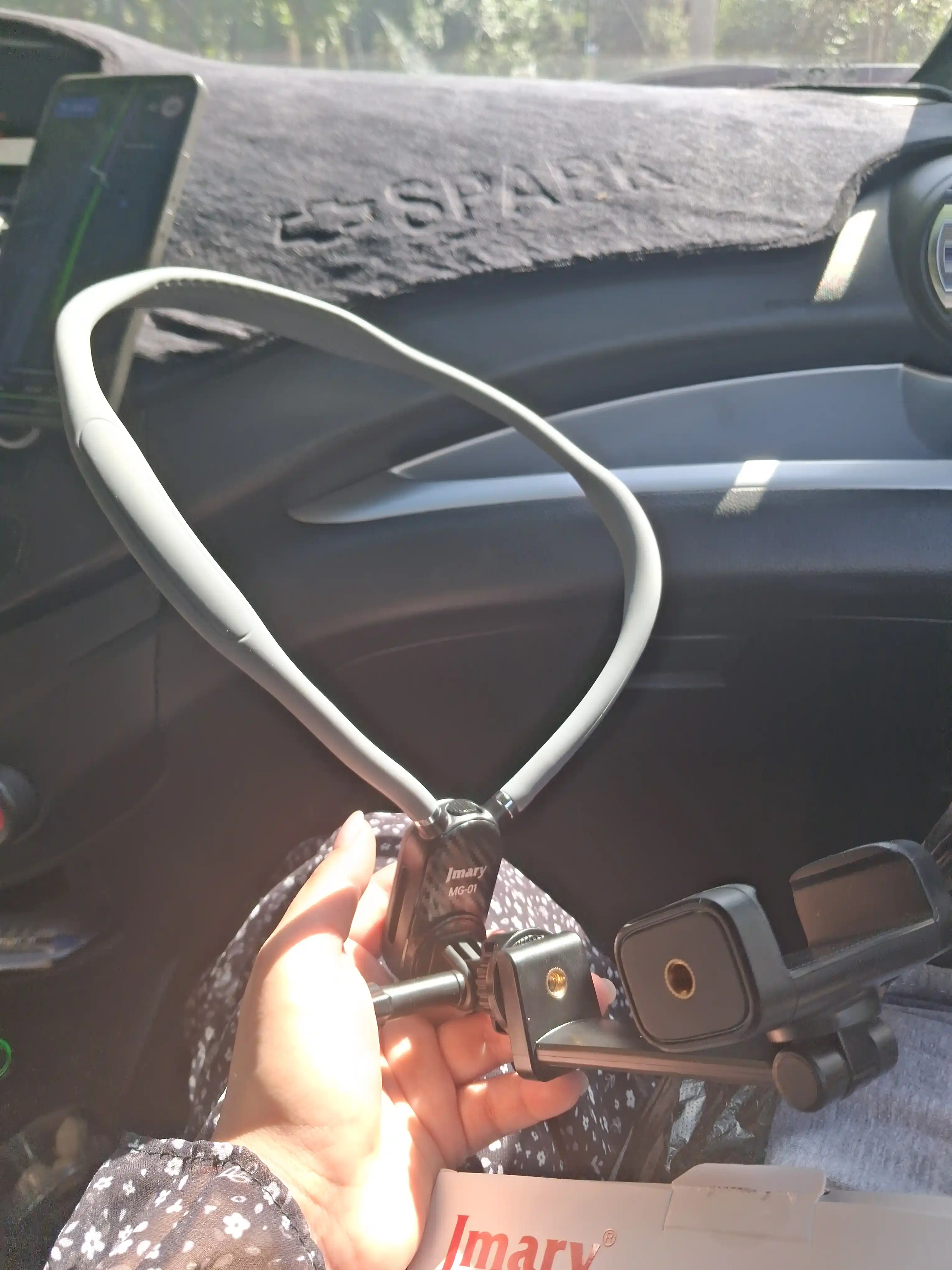 Jmary MG-01 bo‘yinga taqiladigan telefon va kamera ushlagichi – 2 tasi 1 da, qo‘lsiz foydalanish