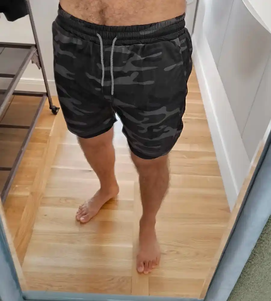 Erkaklar sport shortigi 2 tasi 1 da: tayts va telefon uchun cho'ntakli, sport va fitnes