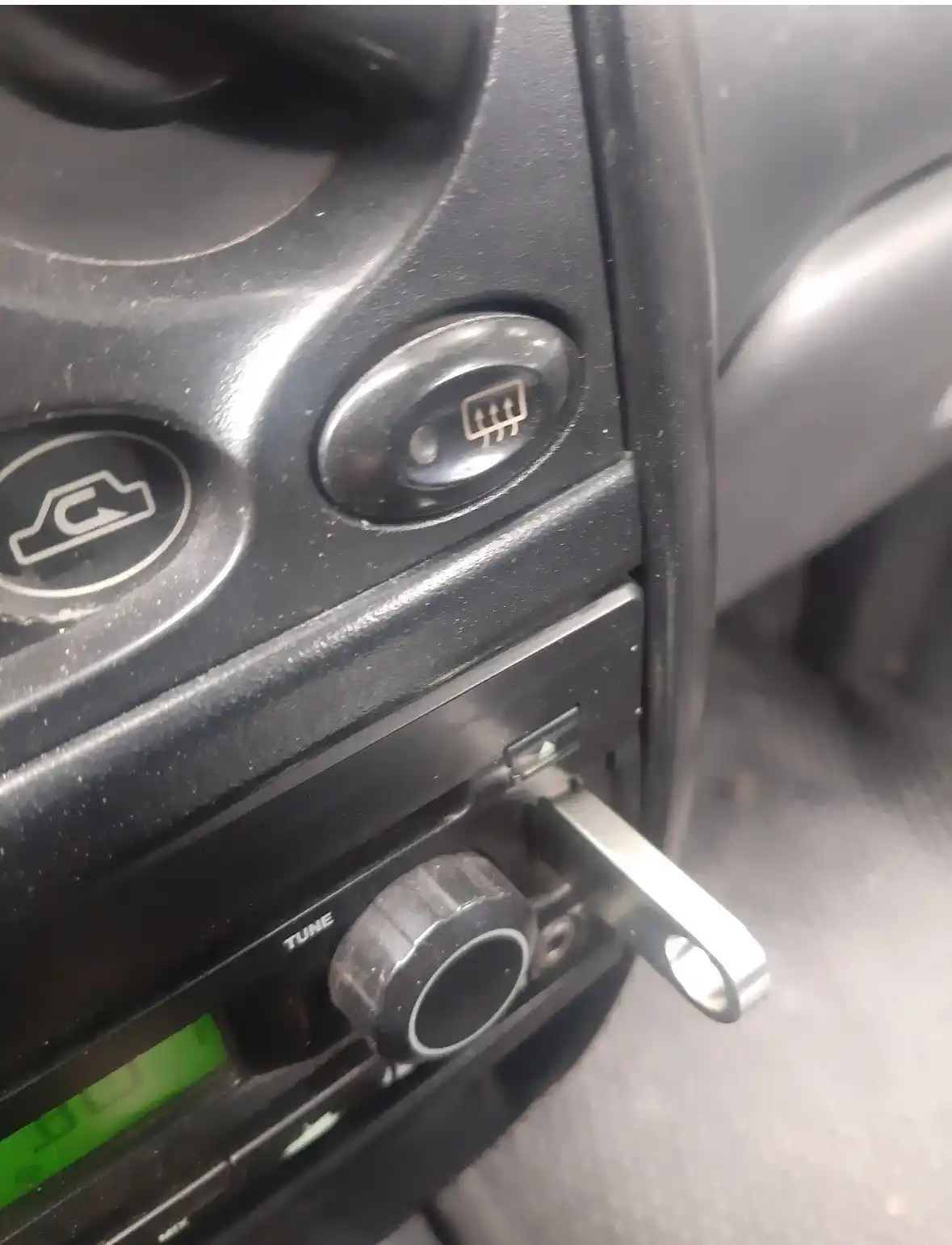 Bluetooth USB adapter — kolonka va mashina magnitolasiga telefonni simsiz ulash uchun